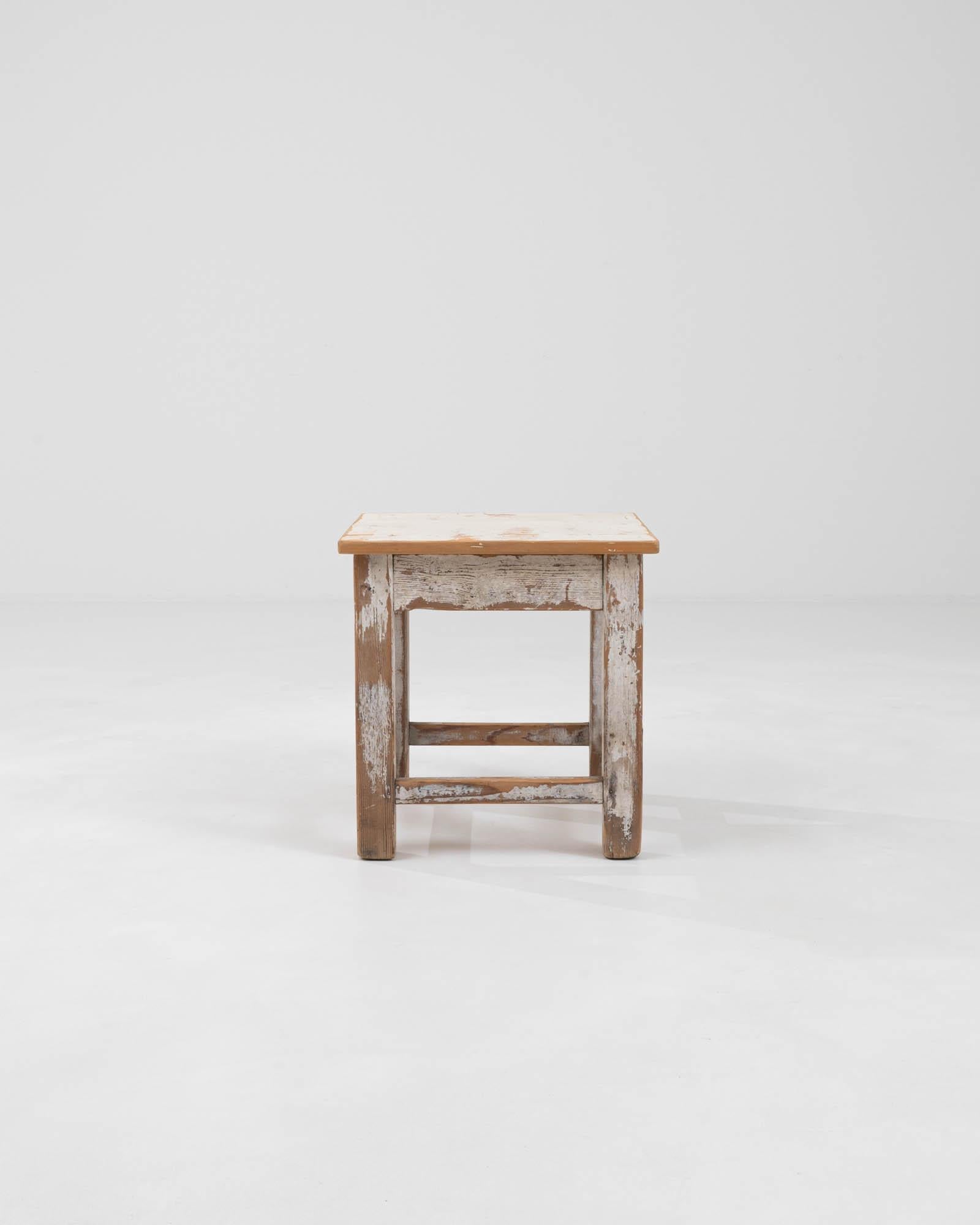 Unser Hocker aus mitteleuropäischem Holz des frühen 20. Jahrhunderts, der mit jedem Ast und jeder Maserung eine Geschichte erzählt, strahlt einen rustikalen Charme aus, der so beständig ist wie seine Konstruktion. Hergestellt in einer Zeit, in der