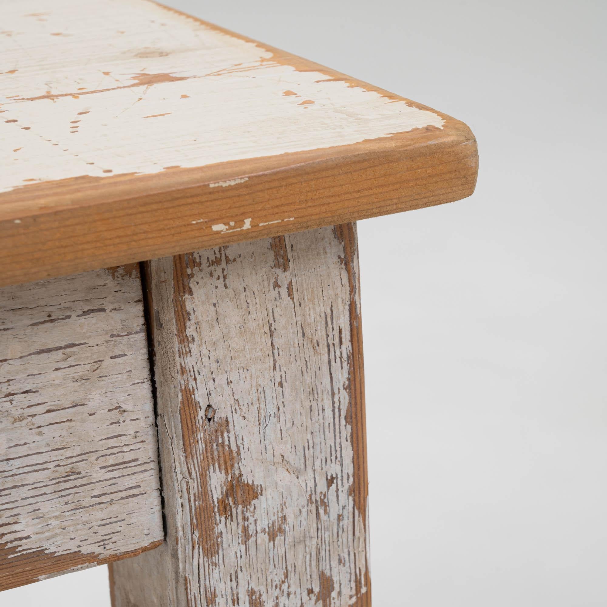 Patinierter mitteleuropäischer Holzhocker des frühen 20. Jahrhunderts im Angebot 3