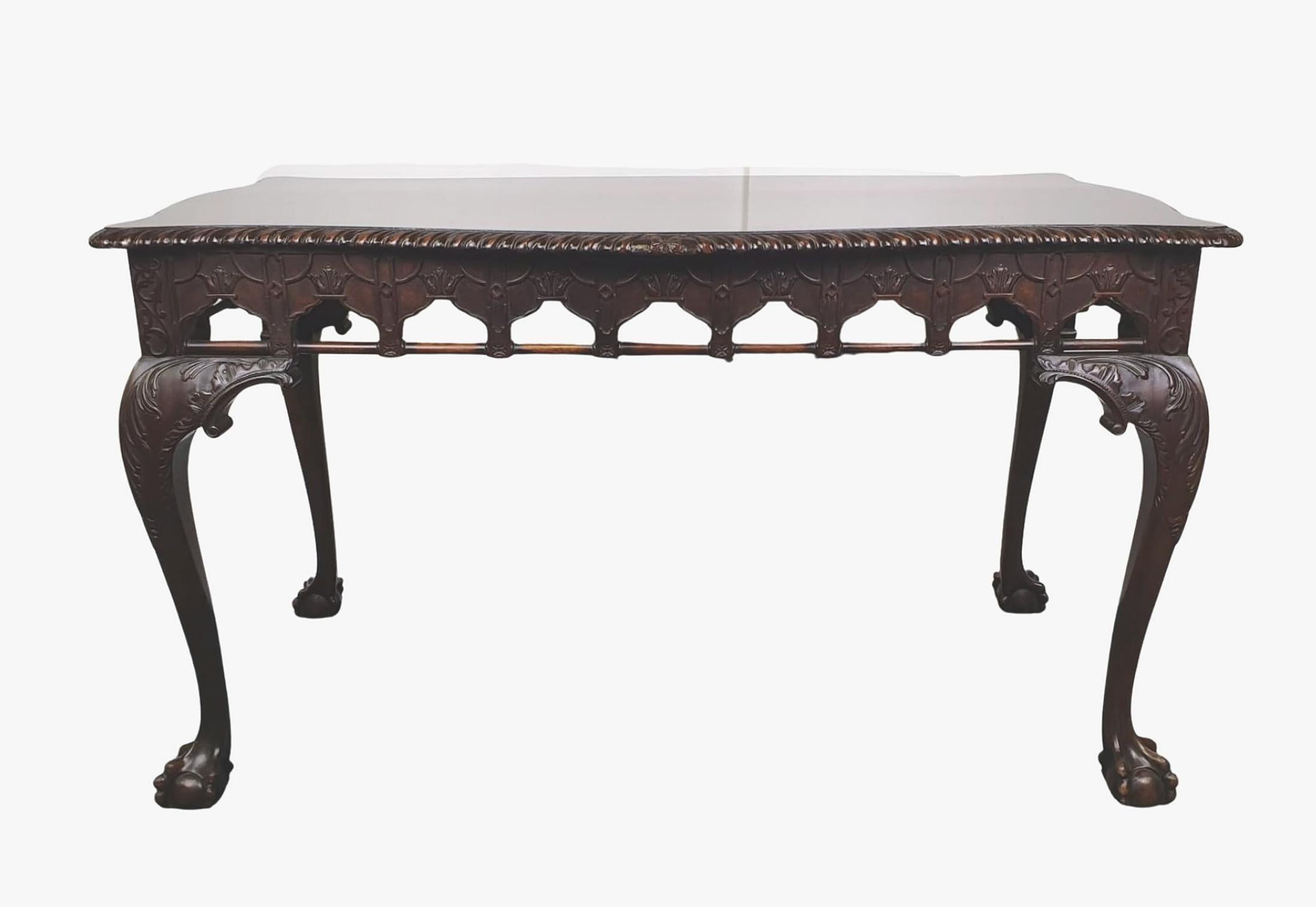 English Early 20th Century Centre Table in the Manner of Chippendale For Sale
