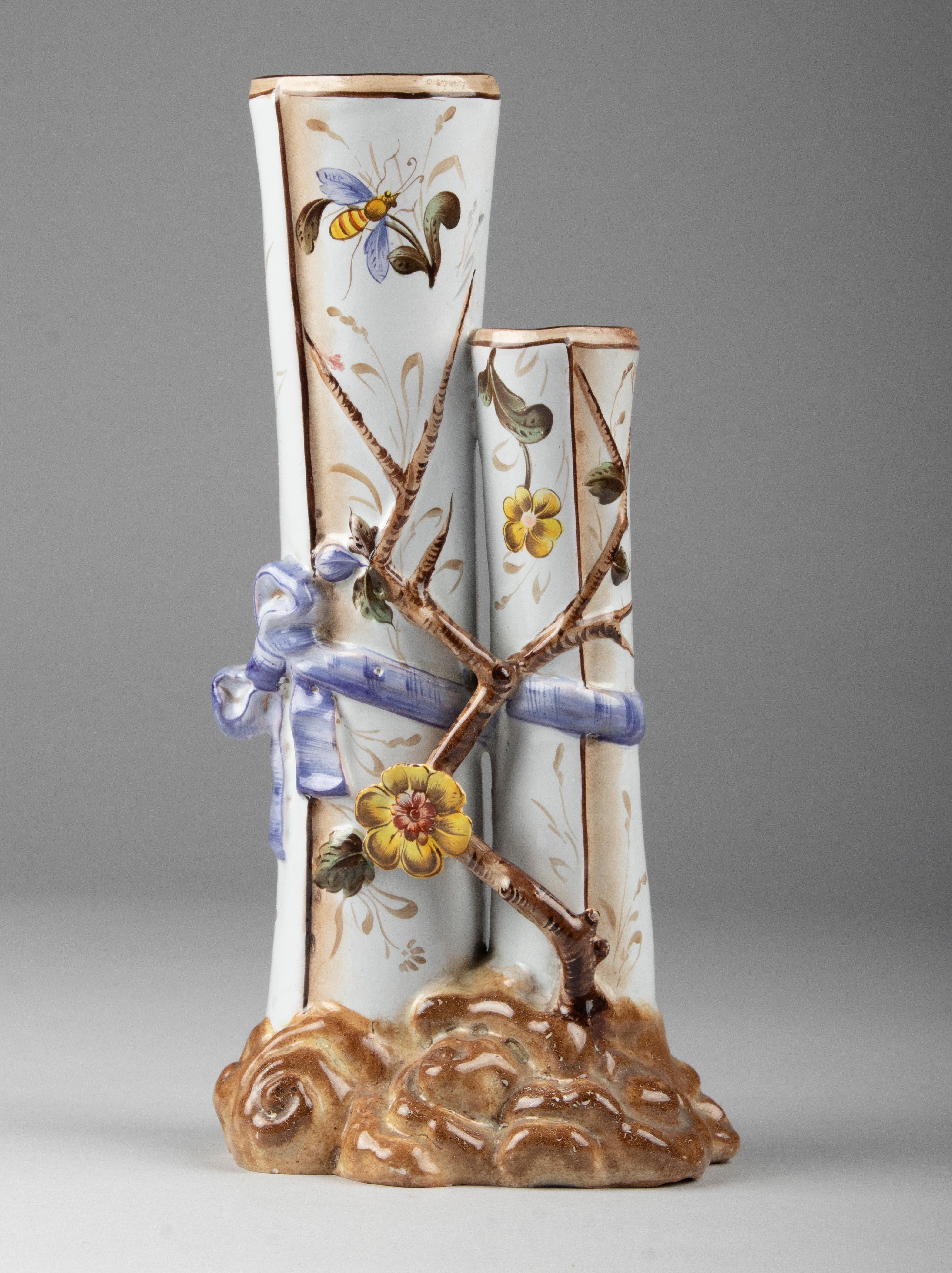 Beau vase Art Nouveau en céramique, signé du pied Saint Clément.
Le vase est peint à la main avec des fleurs, des branches et des insectes. Le vase est en très bon état.
