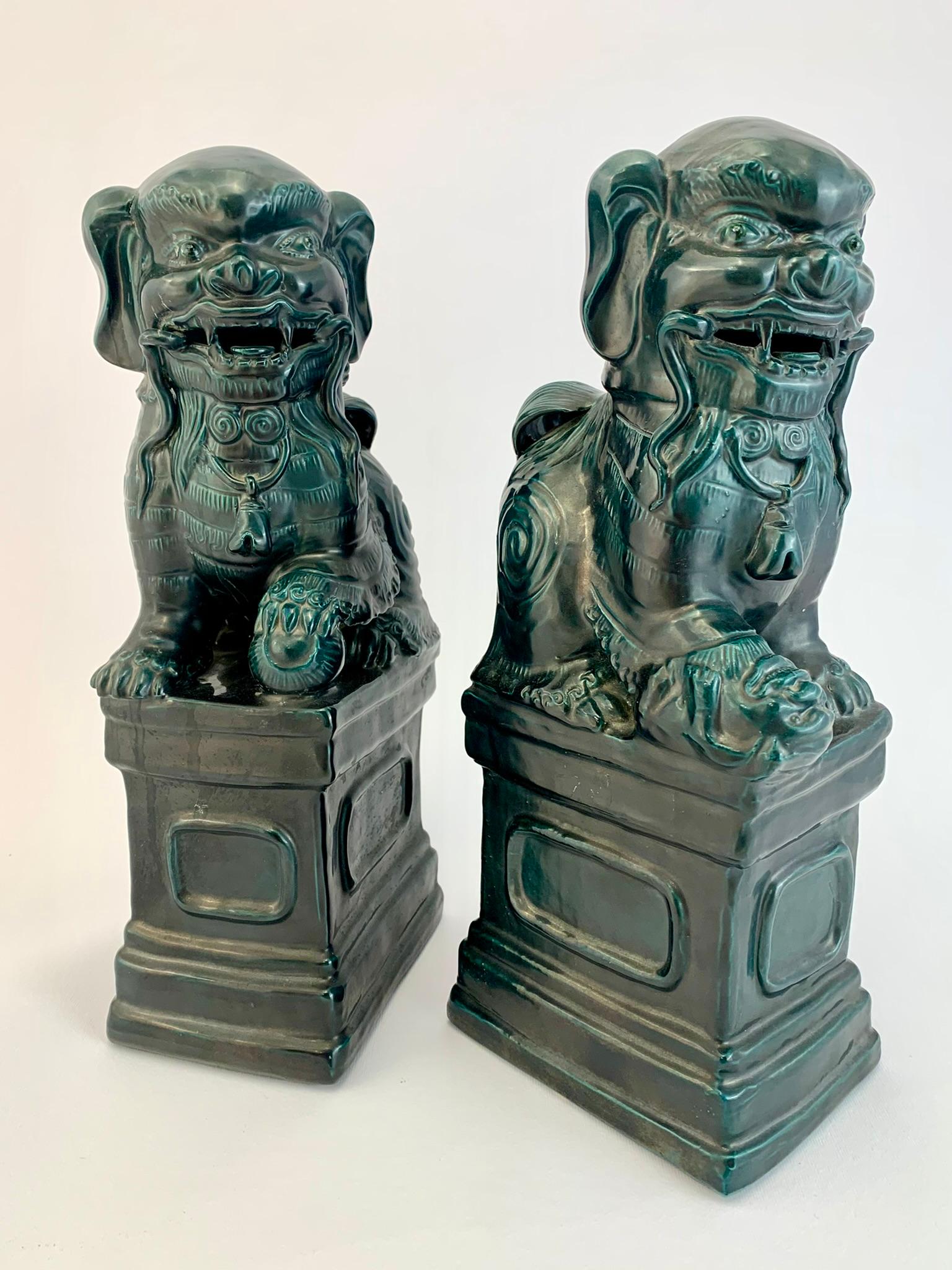 Beautiful pair of Pho dogs in turquoise glazed ceramic, on plinth bases.
Oriental manufacture from the first half of the 20th century.