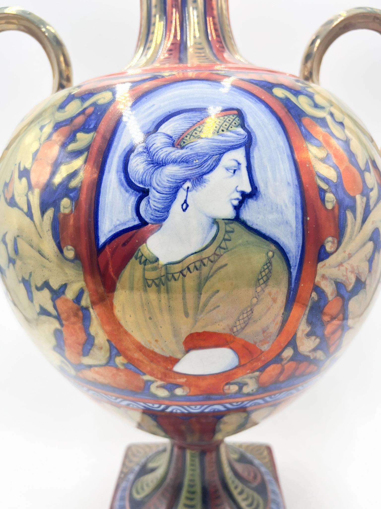Vase en céramique peint à la main, fabriqué par Gualdo Tadino au début des années 1900

Ø 32 cm Ø 26 cm h 50 cm