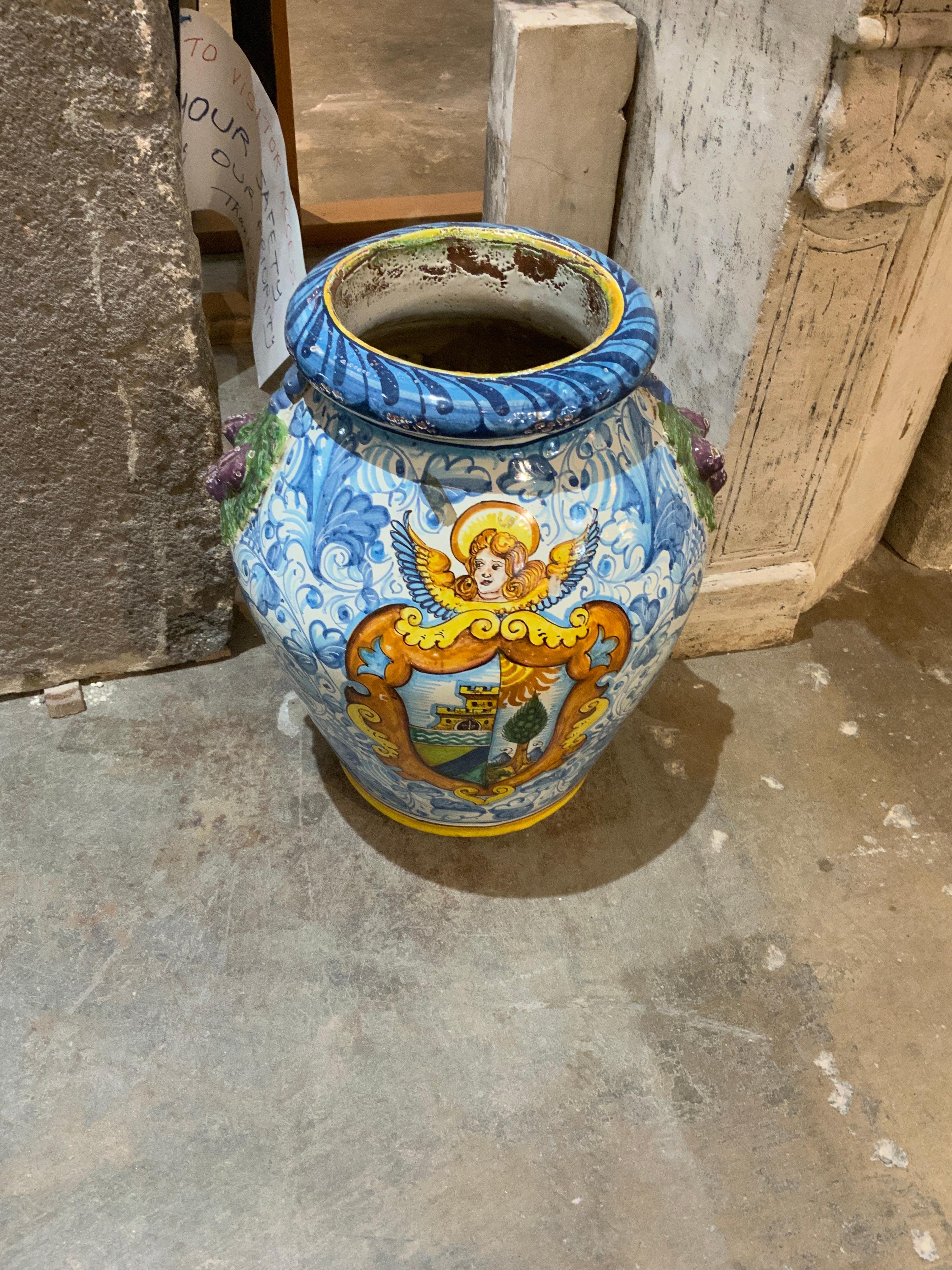 Questo vaso proviene dalla Spagna, intorno al 1920.

Realizzato in ceramica.