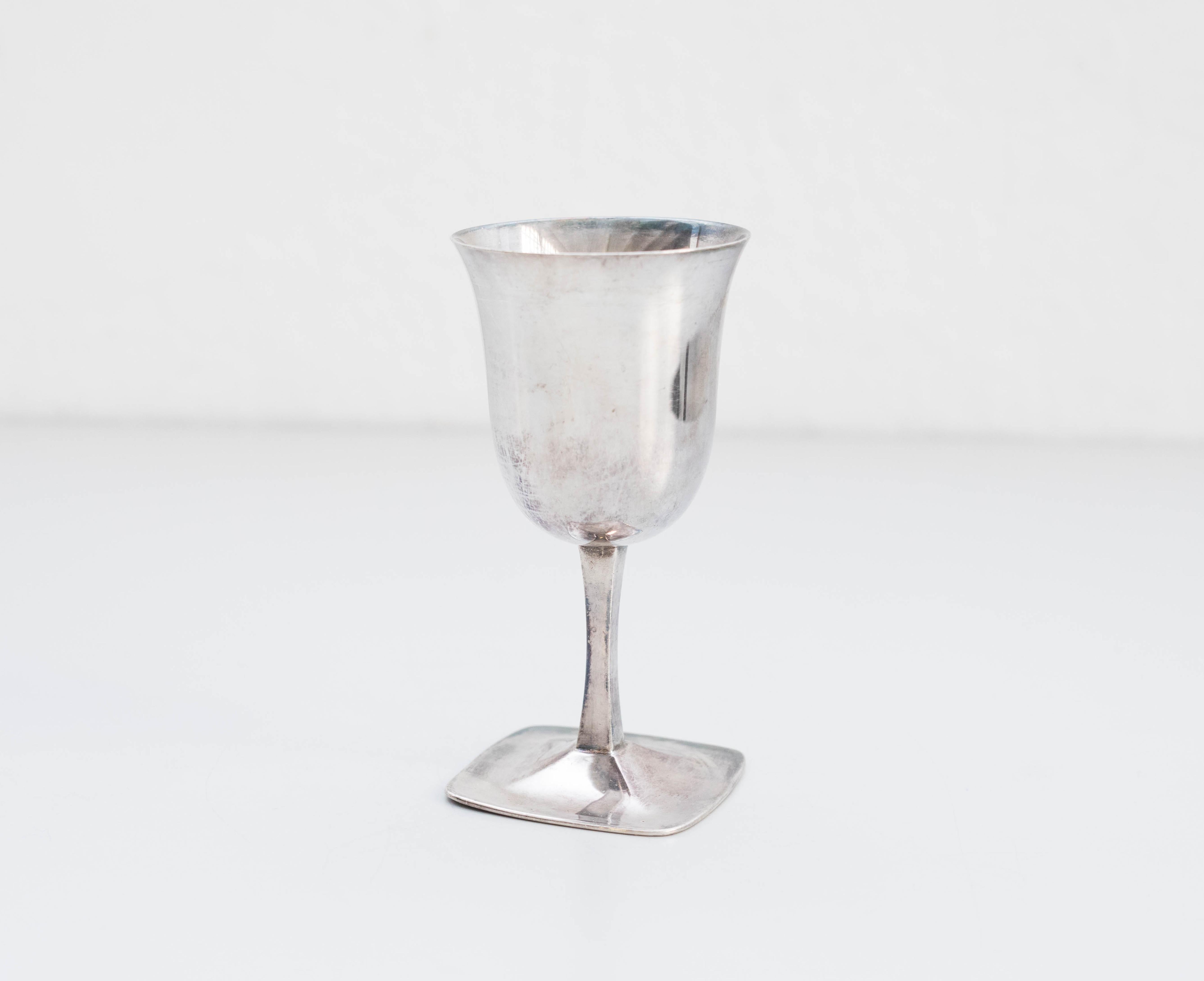 Early 20th metal chalice.
by unknown manufacturer, Spain.

In original condition, with minor wear consistent with age and use, preserving a beautiful patina.



Dimensions:
Ø 9 cm x H 15 cm.