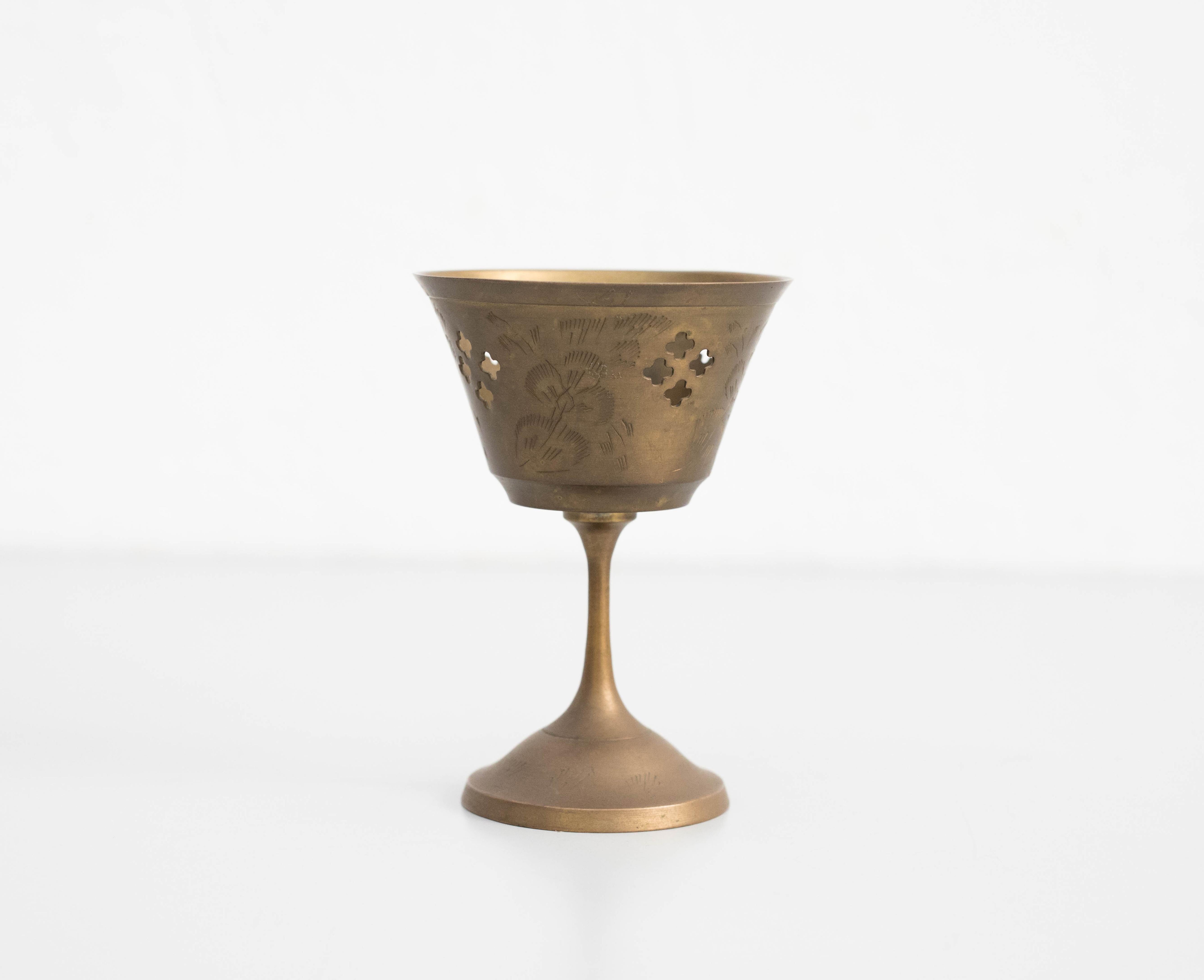 Early 20th chalice.
by unknown manufacturer, Spain.

In original condition, with minor wear consistent with age and use, preserving a beautiful patina.

Materials:
Metal

Dimensions:
Ø 11.5 cm x H 14.5 cm.