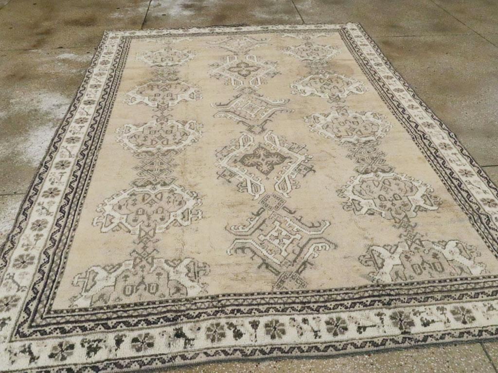 Early 20th Century Champagne Colored Turkish Handmade Oushak Carpet In Good Condition For Sale In New York, NY