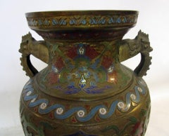 Anfang des 20. Jahrhunderts, große Vase aus Champlevé-Emaille und Bronze