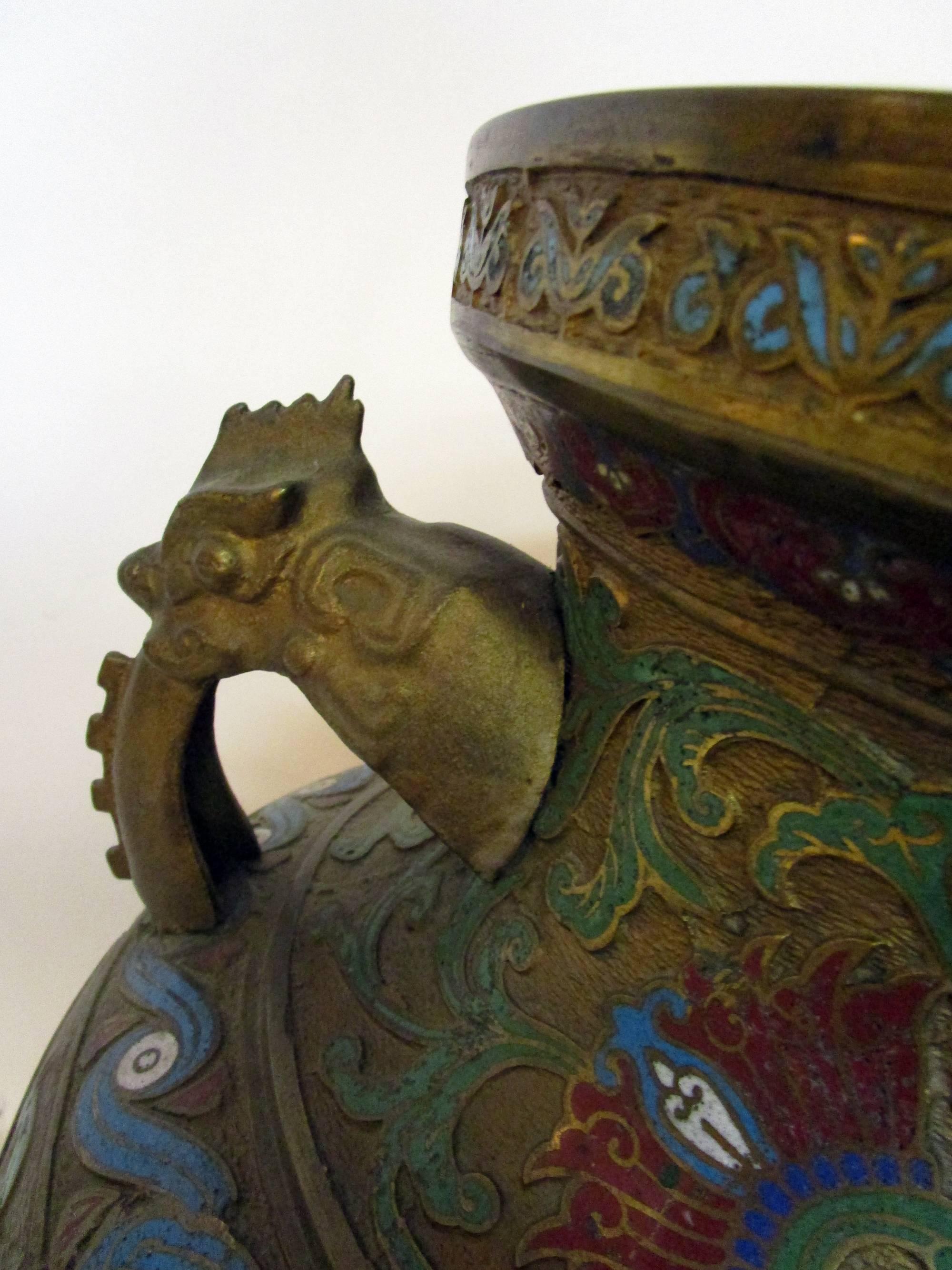 Exportation chinoise Grand vase en bronze et émail champlevé du début du XXe siècle  en vente