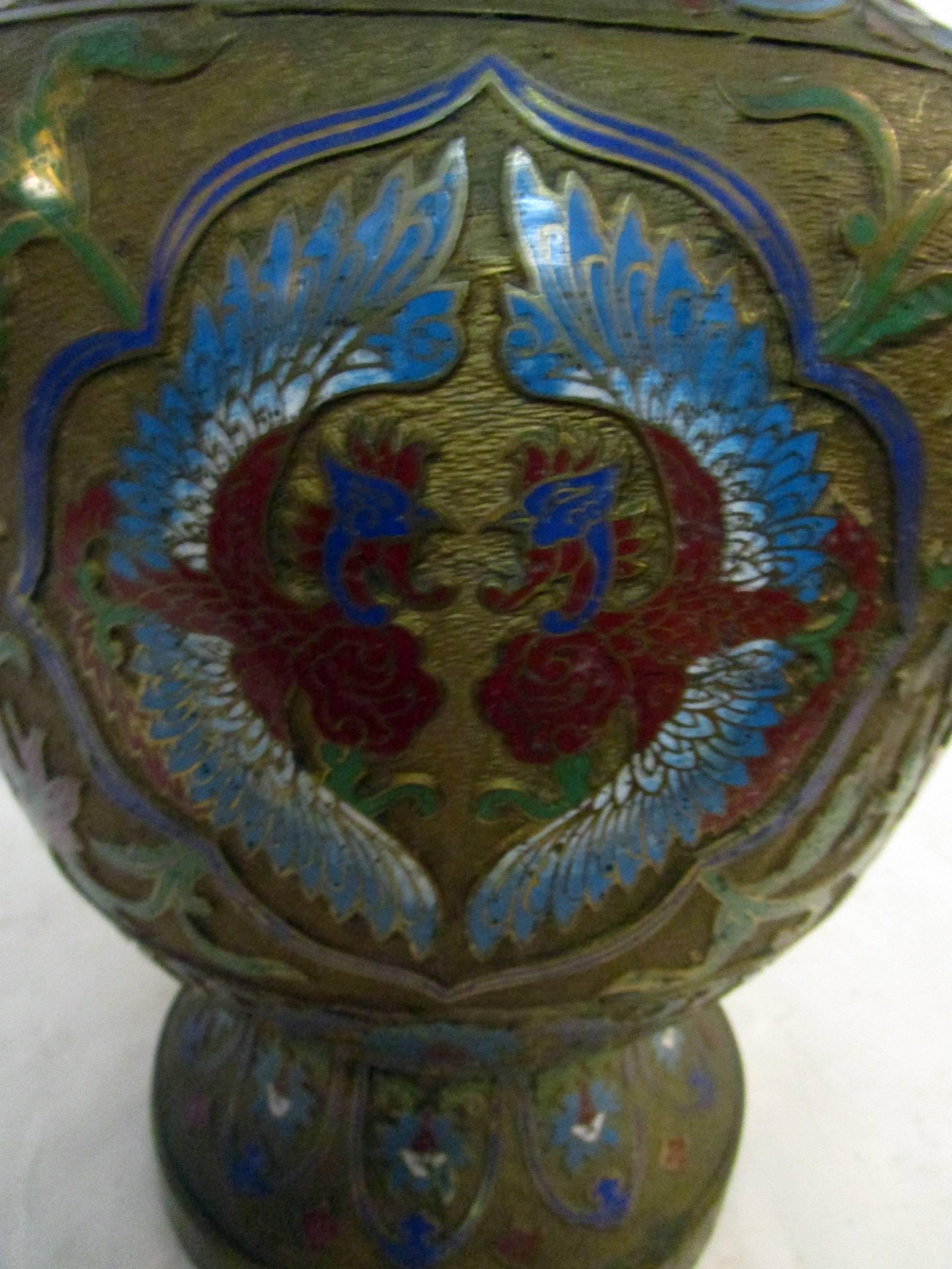 Chinois Grand vase en bronze et émail champlevé du début du XXe siècle  en vente