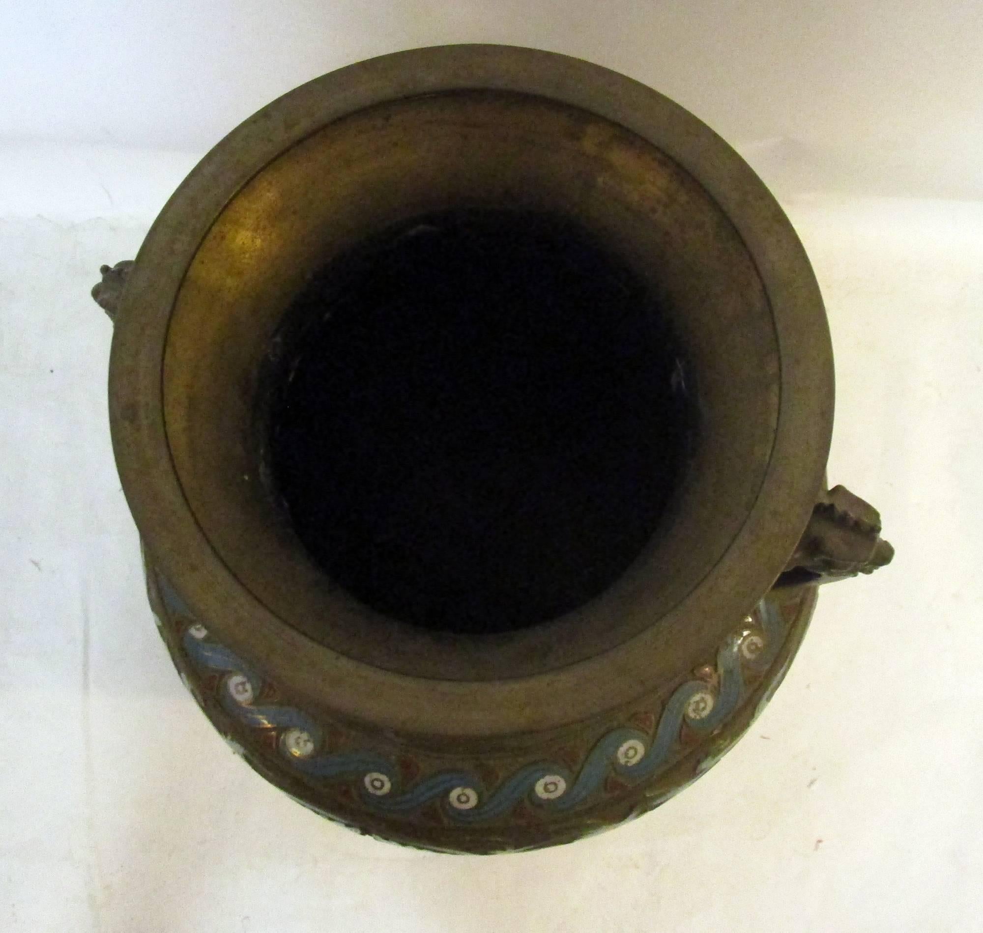 Champlevé Grand vase en bronze et émail champlevé du début du XXe siècle  en vente