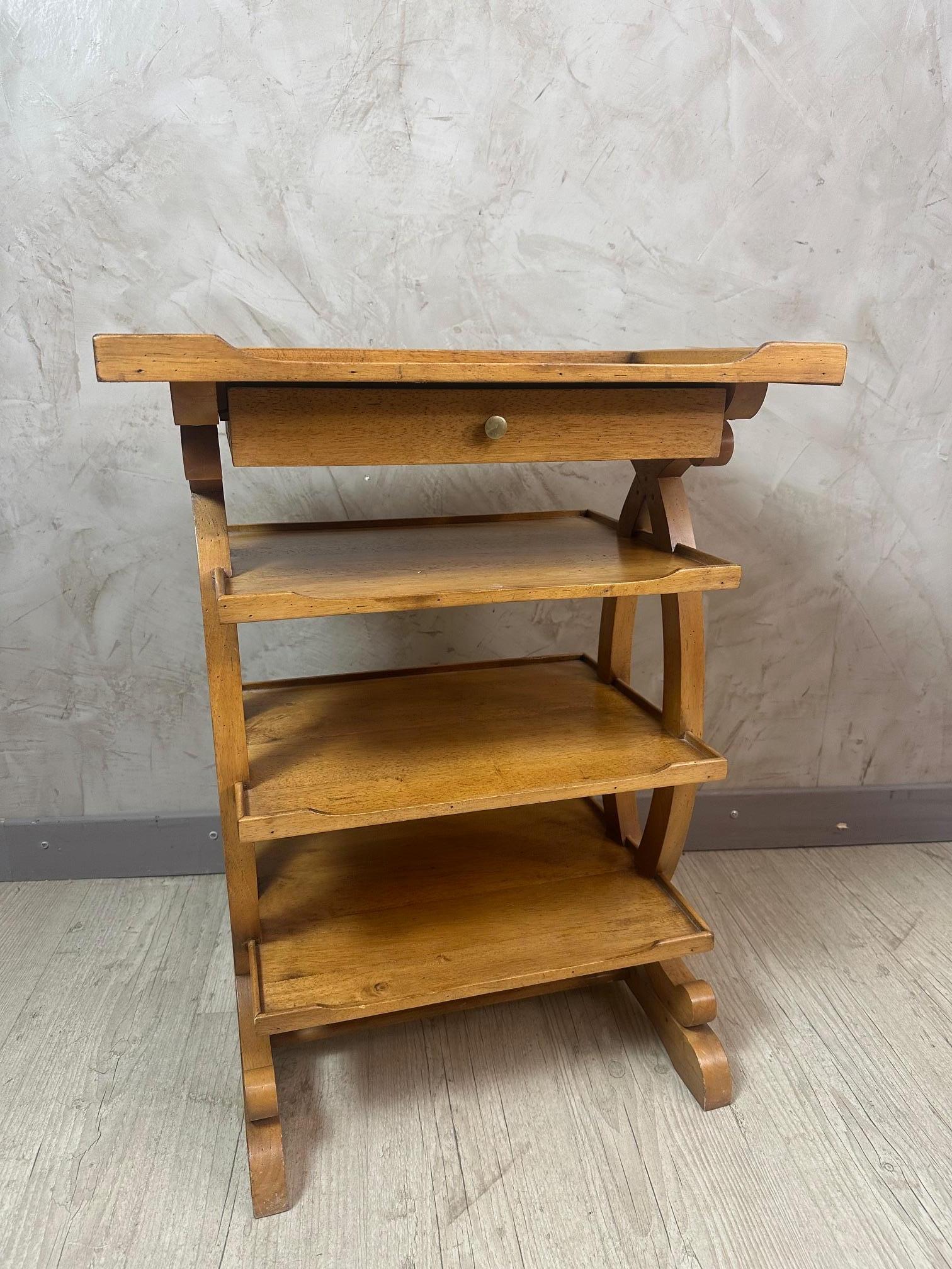 Très belle table d'appoint en bois fruitier de style Charles X datant du début du 20ème siècle.
Trois plateaux et un tiroir. Les côtés sont constitués de volutes sculptées entrelacées en forme de C qui servent de supports verticaux. Superbe qualité.