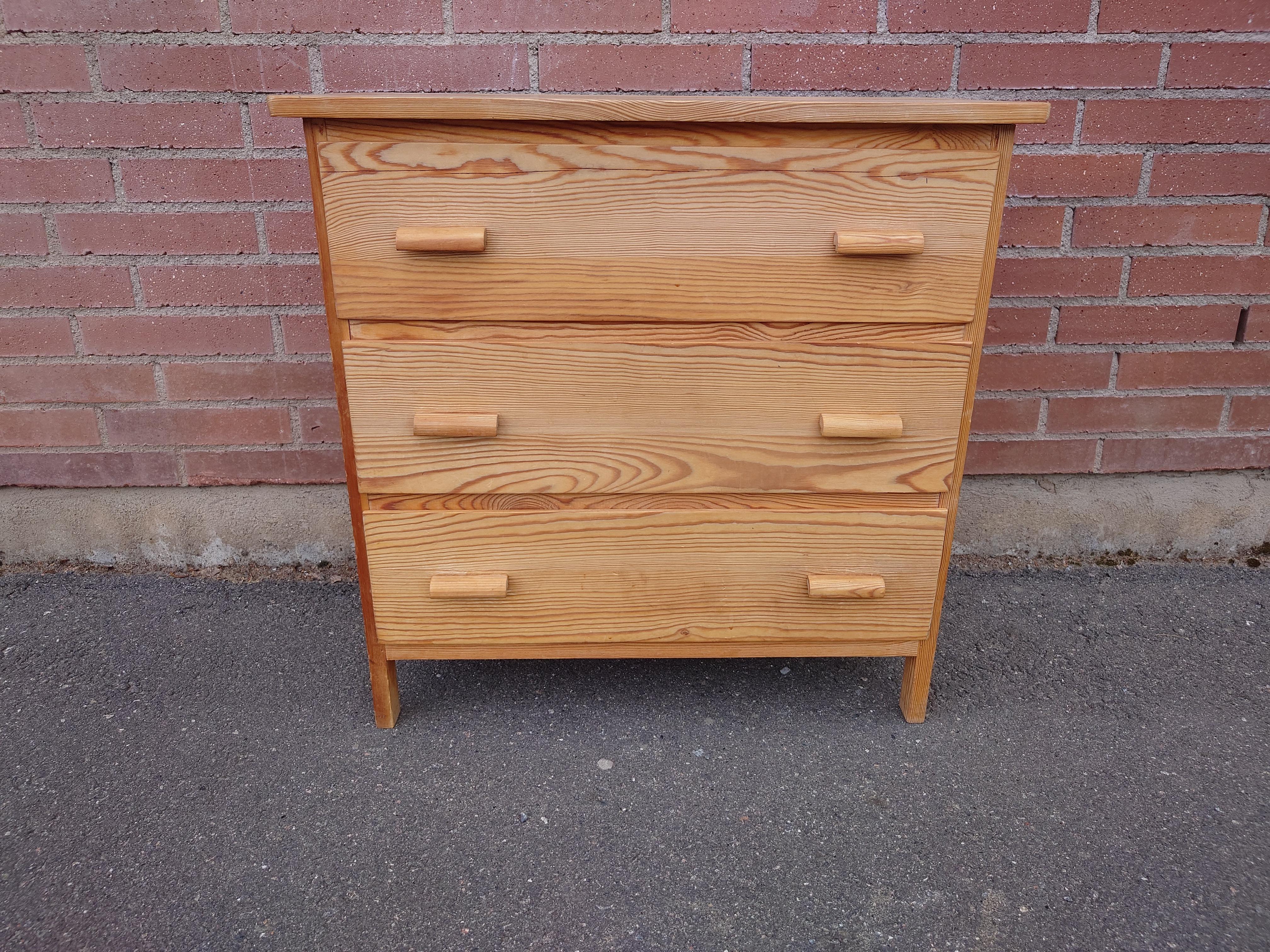

Questo comò in pino svedese, risalente agli anni '30, è una testimonianza del fascino senza tempo del design scandinavo. Realizzato in pino massiccio, il comò è dotato di tre spaziosi cassetti, perfetti per essere riposti. Ogni cassetto è dotato