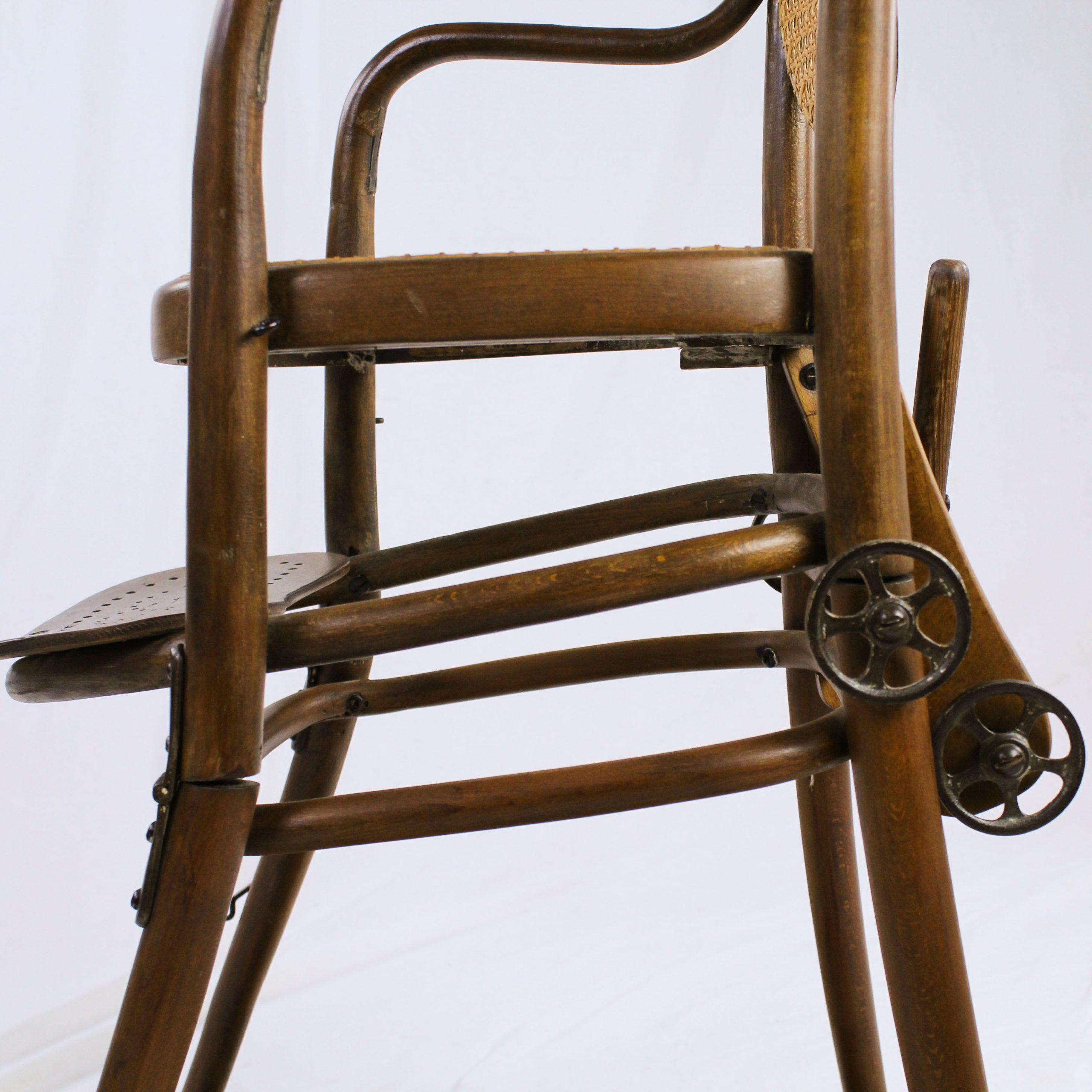 Austriaco Sedia per bambini dei primi del Novecento con meccanismo pieghevole, Thonet Vienna in vendita