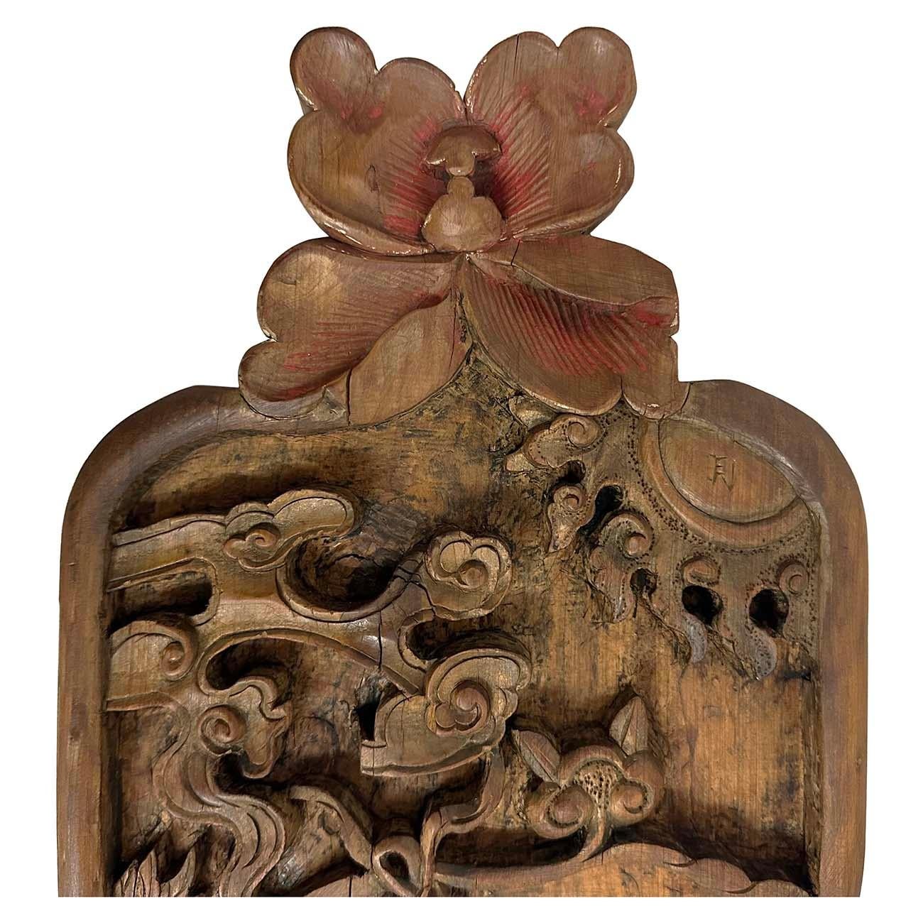 Un pannello di legno intagliato a mano risalente al periodo della tarda dinastia Qing in Cina, intorno al 1900. È stato intagliato e lucidato a mano da anziani della regione della Cina settentrionale. In origine faceva parte di un antico letto