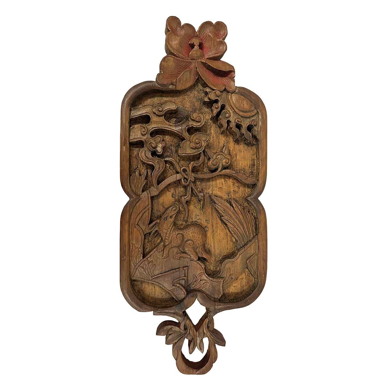 Intagliato a mano Pannello in legno intagliato in 3d dei primi del Novecento cinese, elemento architettonico appeso in vendita