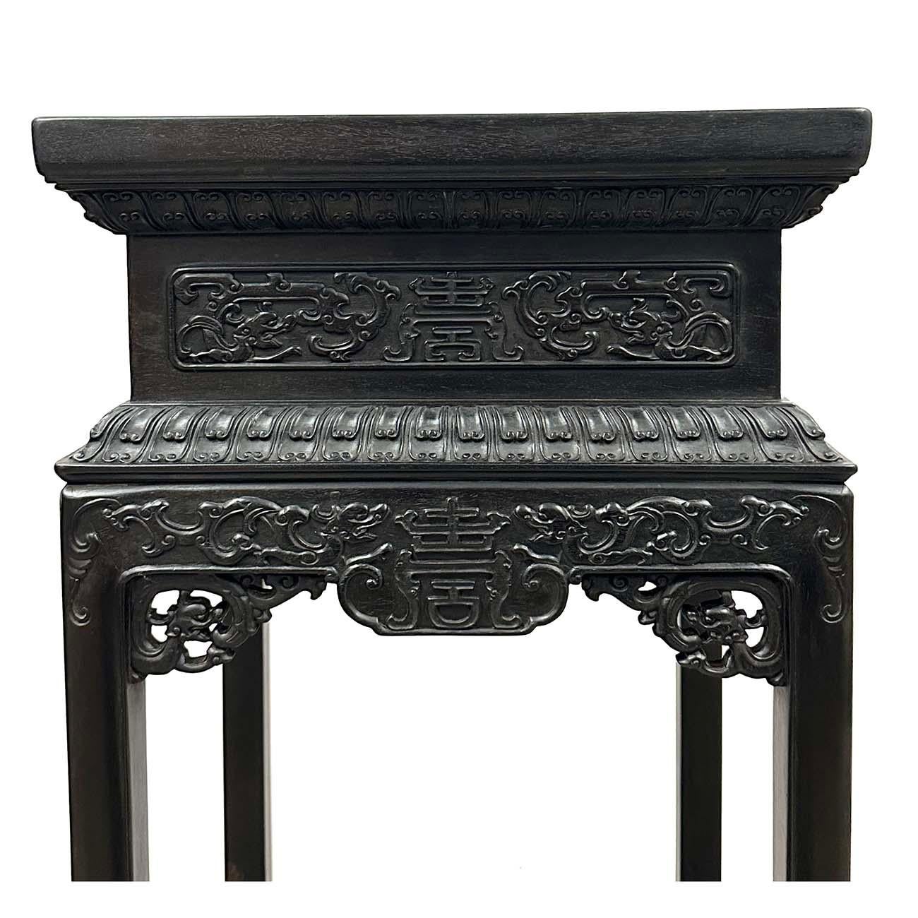 TRÈS RARE, MAGNIFIQUE, ANTIQUE support de dragon sculpté en bois dur chinois. Extraordinaire table angulaire en bois dur reposant sur une base en parallélogramme. PROVENANCE : d'un collectionneur privé du sud de la Californie. Le collier est