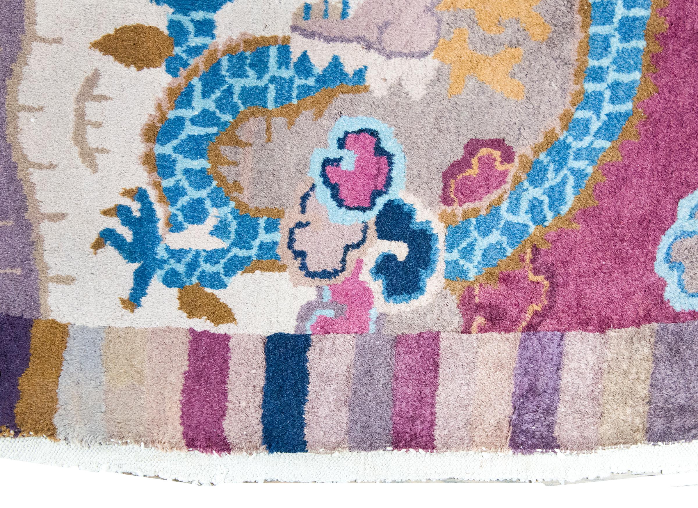 Early 20th Century Chinese Art Deco Oval Rug In Good Condition For Sale In Chicago, IL