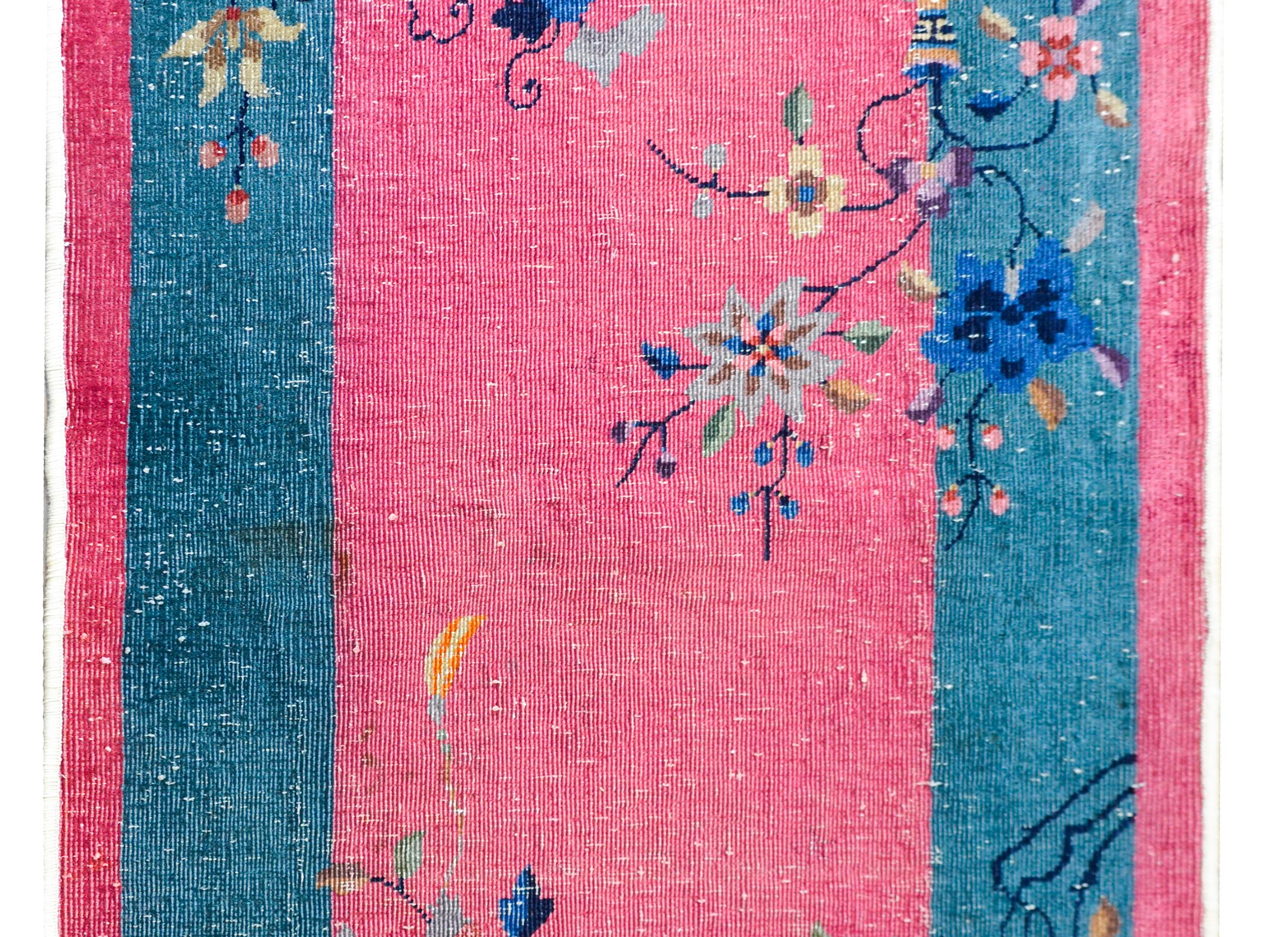 Doux tapis chinois Art déco du début du XXe siècle, avec un riche champ rose entouré d'une large bordure turquoise, le tout recouvert de fleurs de bon augure, dont des pivoines, des chrysanthèmes et des prunus.
