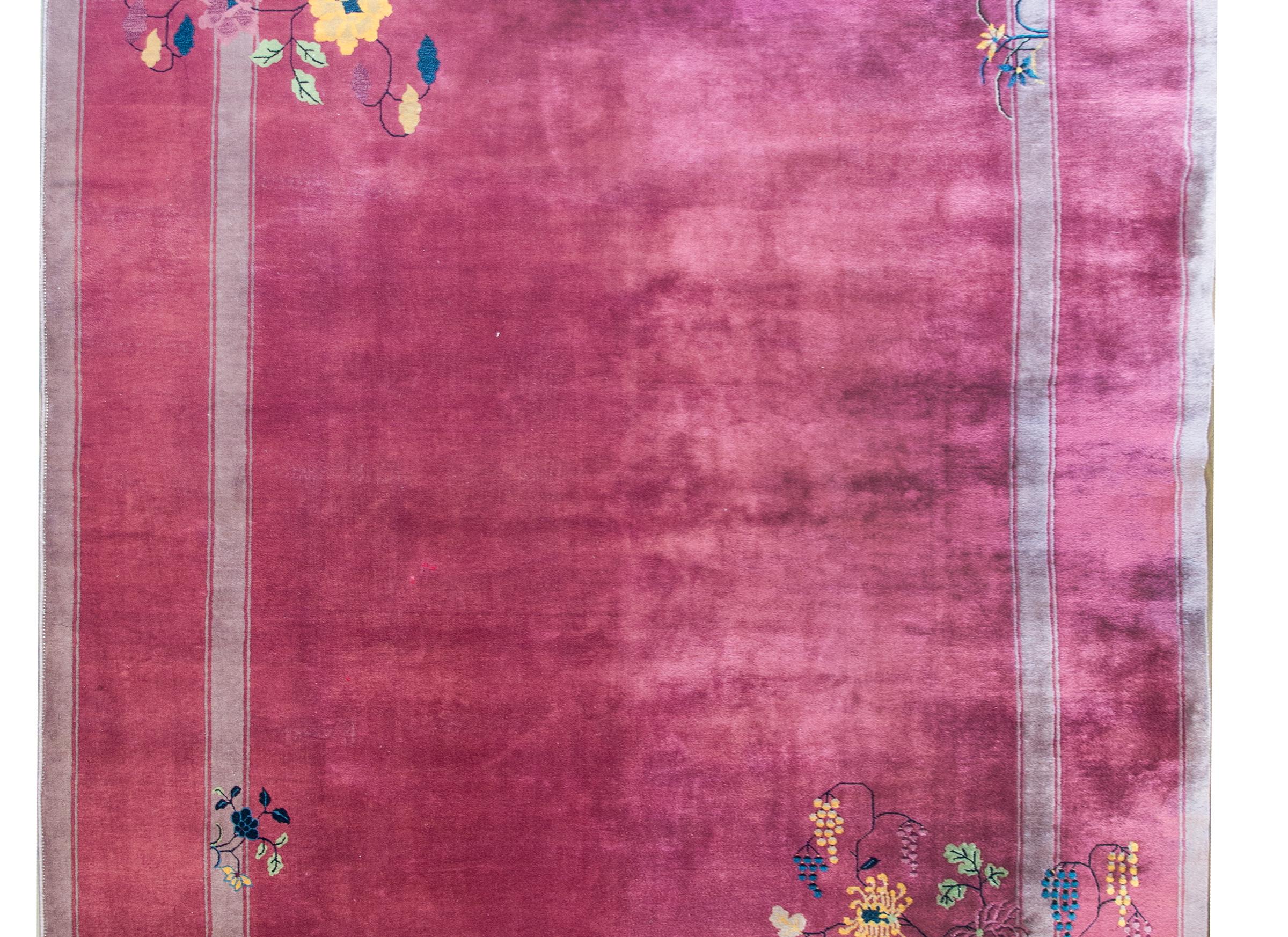 Ein schöner chinesischer Art-Déco-Teppich aus dem frühen 20. Jahrhundert mit einem violetten Feld und einer Bordüre mit einem weiteren violetten Feld, das von drei grauen Streifen flankiert wird, die mit vielfarbigen Glücksblumen wie Chrysanthemen,