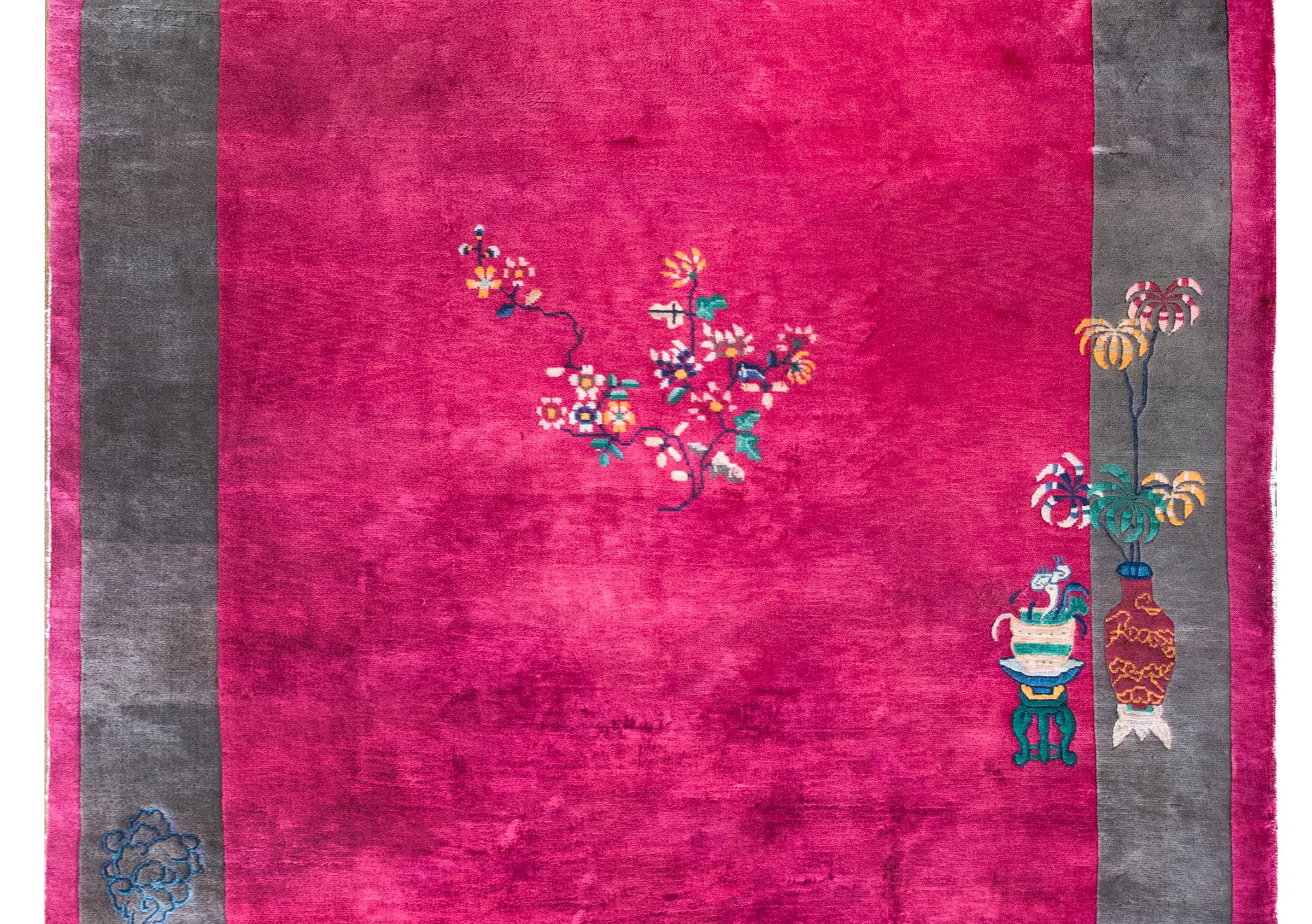 Un audacieux tapis chinois Art déco du début du 20e siècle avec un champ de canneberges brillantes entouré d'une large bordure grise et recouvert de vases remplis de fleurs de bon augure, dont des chrysanthèmes, des pivoines et des fleurs de lotus,