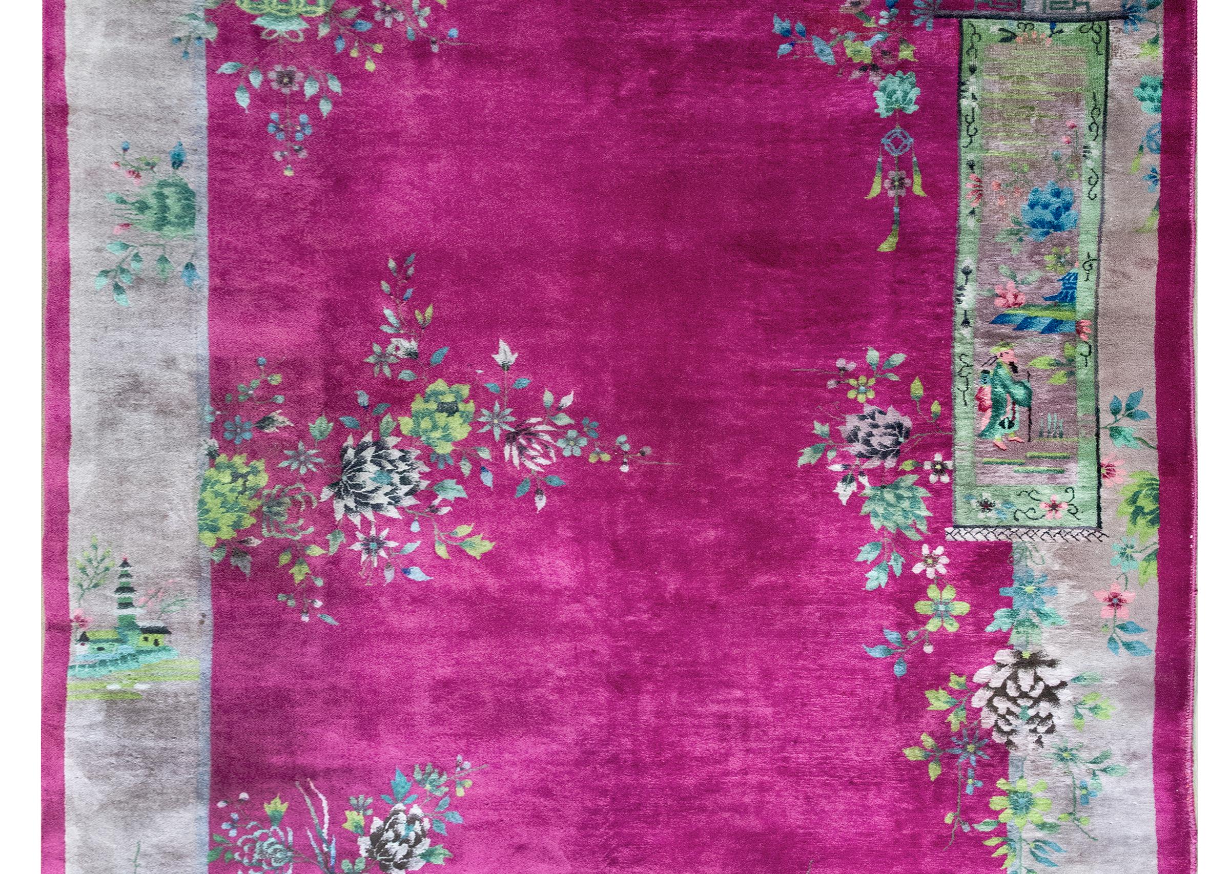 Magnifique tapis chinois Art déco du début du 20e siècle avec un champ central fuchsia brillant entouré d'une large bordure grise, le tout recouvert d'une myriade de fleurs de bon augure, dont des pivoines, des chrysanthèmes, des fleurs de cerisier