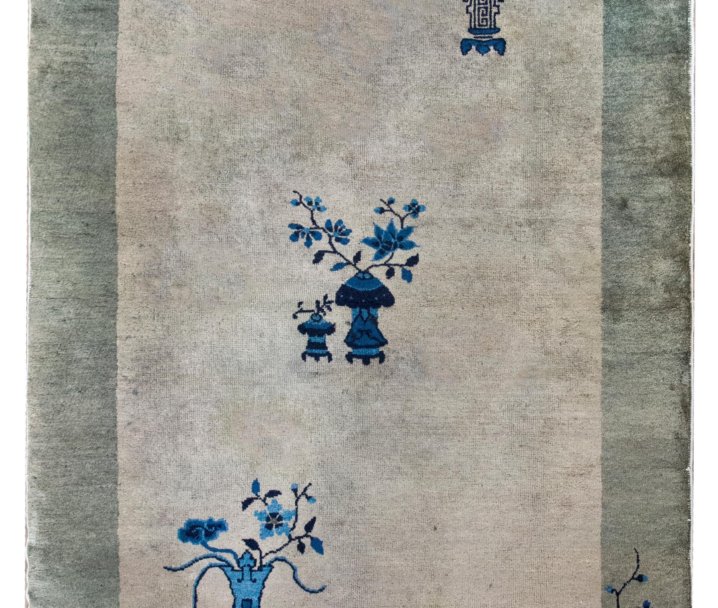 Tapis chinois Art déco du début du 20e siècle, simple mais chic, avec un champ central gris entouré d'une bordure grise plus foncée.  Un lotus central en pot est flanqué d'un chrysanthème en pot dans un coin et d'un prunus en pot dans l'autre coin. 