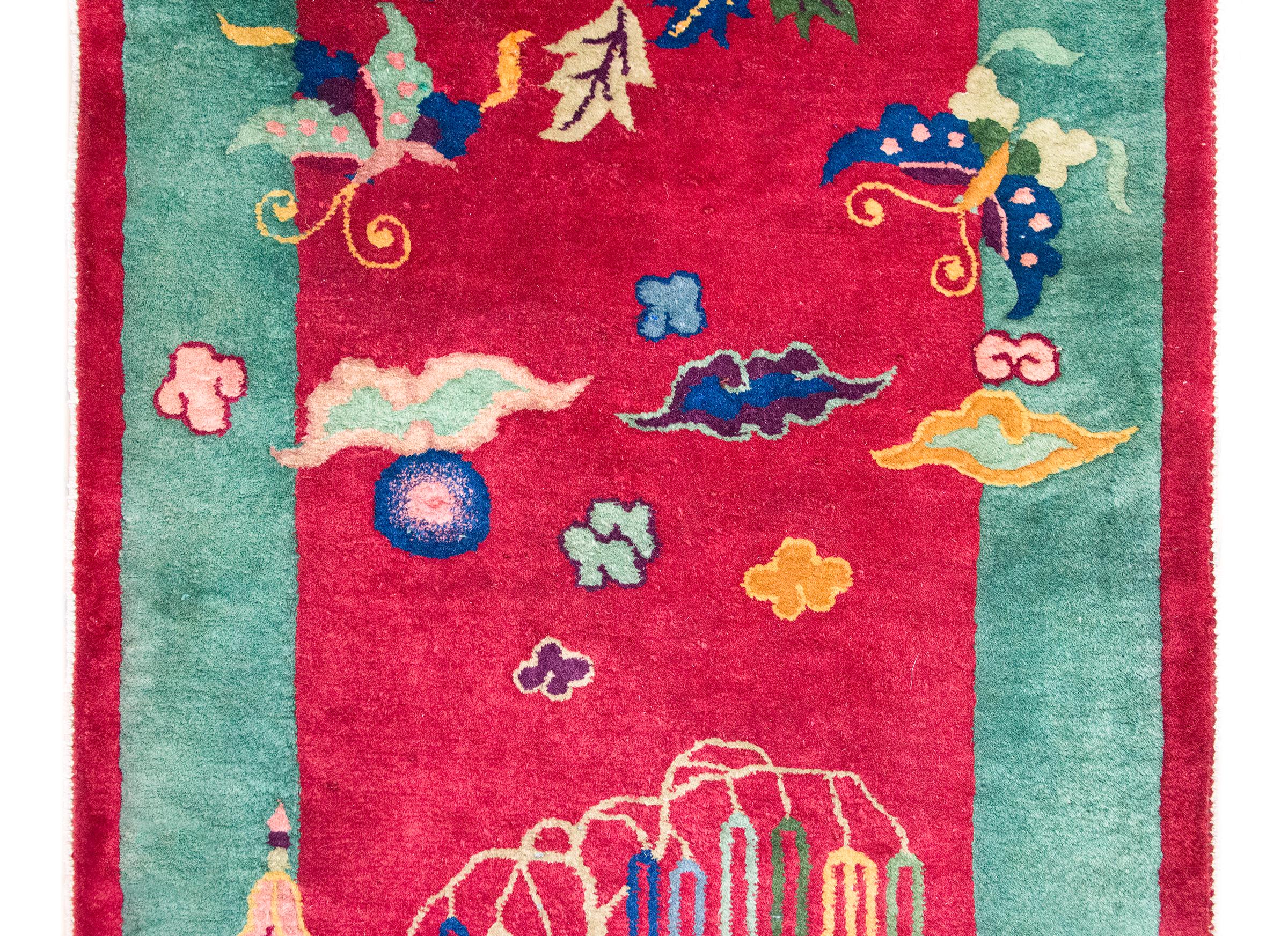 Charmant tapis chinois Art déco du début du 20e siècle avec un champ de canneberges représentant un saule blanc multicolore à côté d'une pagode, au-dessus de laquelle flottent des nuages, des papillons et des pivoines.  La bordure est large et de