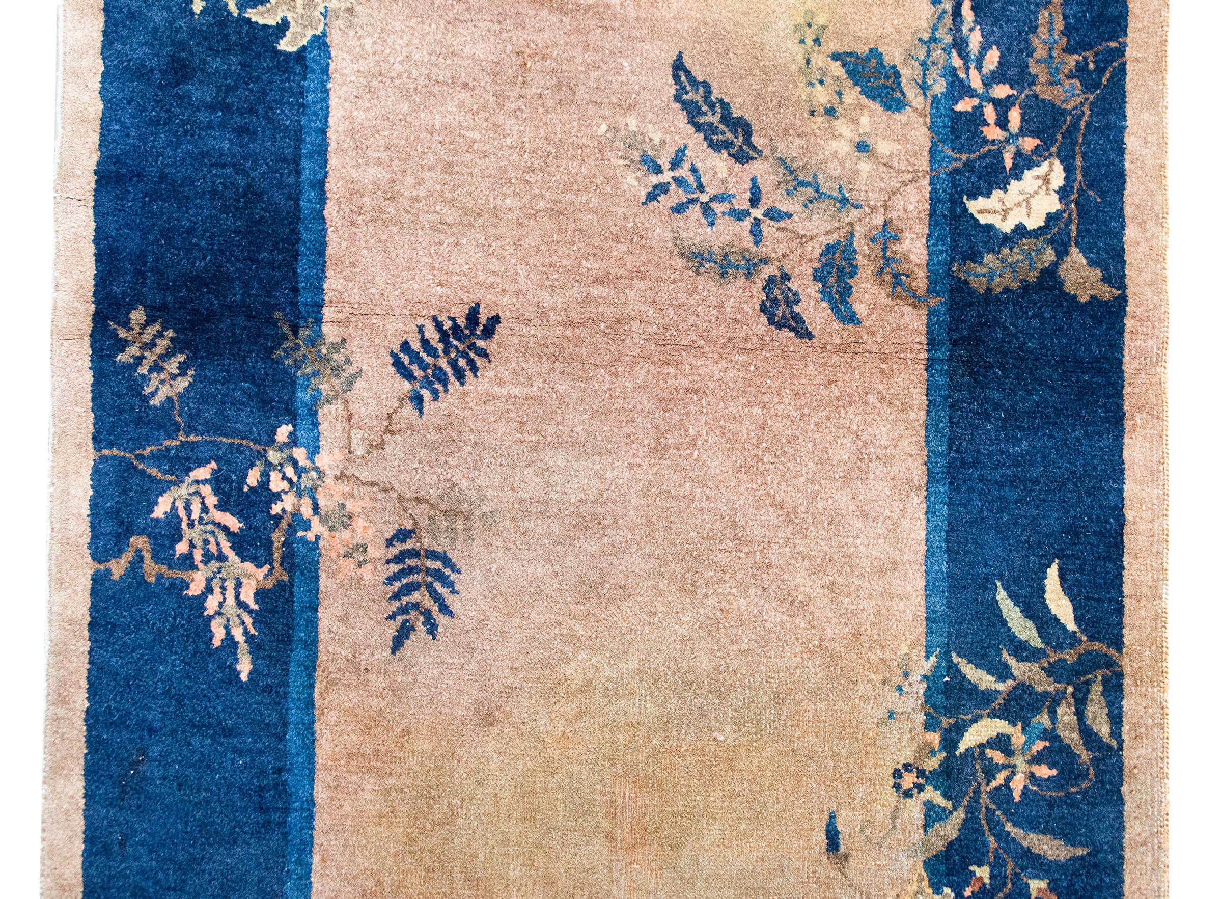 Ce tapis chinois Art déco du début du XXe siècle respire l'élégance intemporelle et la beauté symbolique. Le champ central crème crée une toile de fond lumineuse et sereine, tandis que la large bordure indigo confère à la composition une teinte