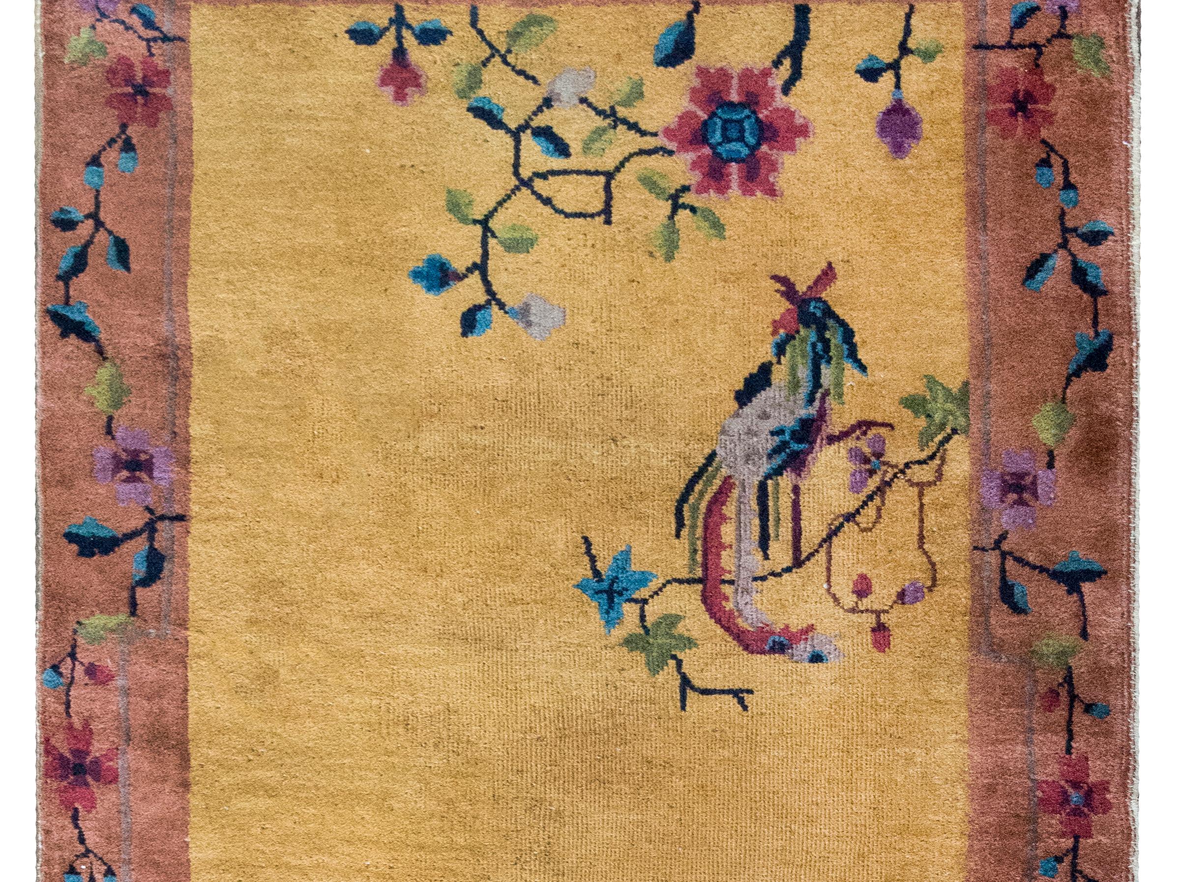 Dieser chinesische Art-déco-Teppich aus dem frühen 20. Jahrhundert ist ein wahres Schmuckstück, das Geschichten, Symbolik und Stil in einer reich gewebten Komposition vereint. Das goldene Feld strahlt Wärme aus und lenkt den Blick auf eine