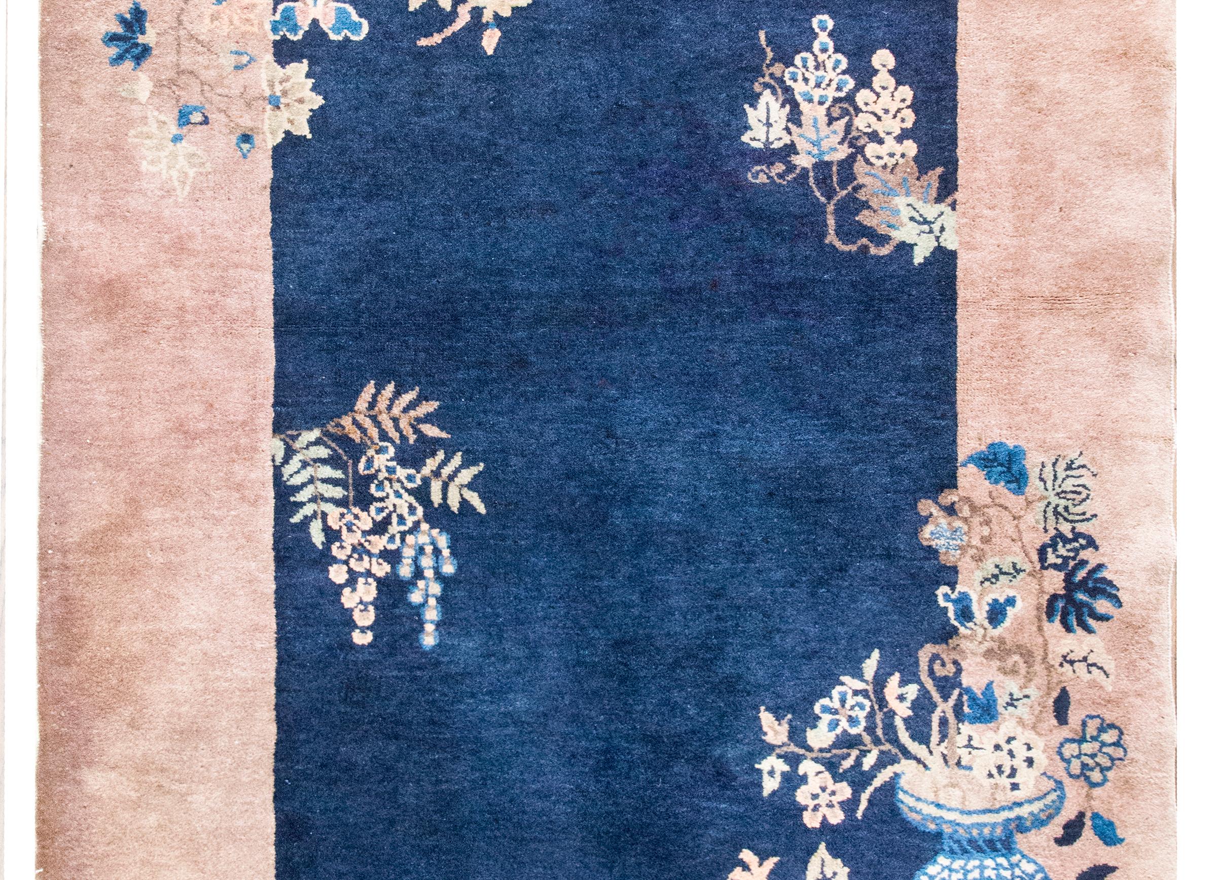 Un lumineux tapis chinois Art déco des années 1920-30, noué à la main avec une palette saisissante d'indigo profond, de lavande et de blush doux. Un audacieux champ rectangulaire de couleur marine constitue le point d'ancrage du motif, entouré d'une