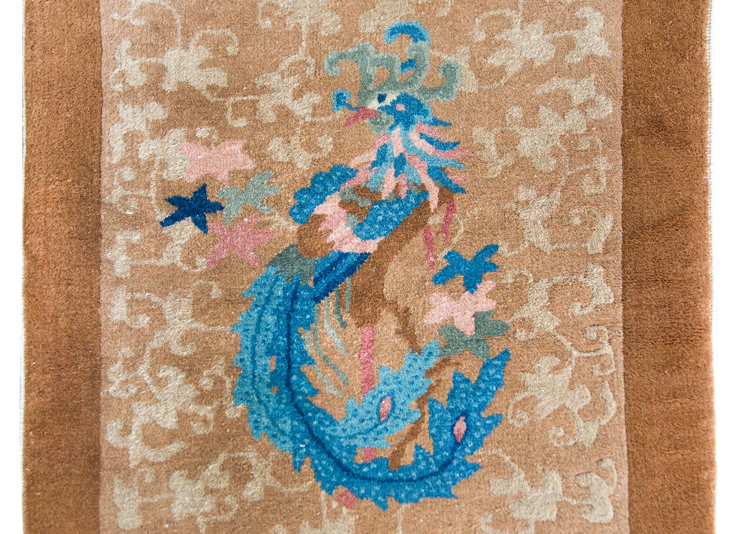 Ein atemberaubender chinesischer Art-Déco-Läufer aus dem frühen 20. Jahrhundert mit einem indigoblauen und rosafarbenen, wirbelnden Phönix in der Mitte eines Ton-in-Ton-Blumenfeldes, das mit Fledermäusen und Doppelmünzen übersät ist, alles Symbole