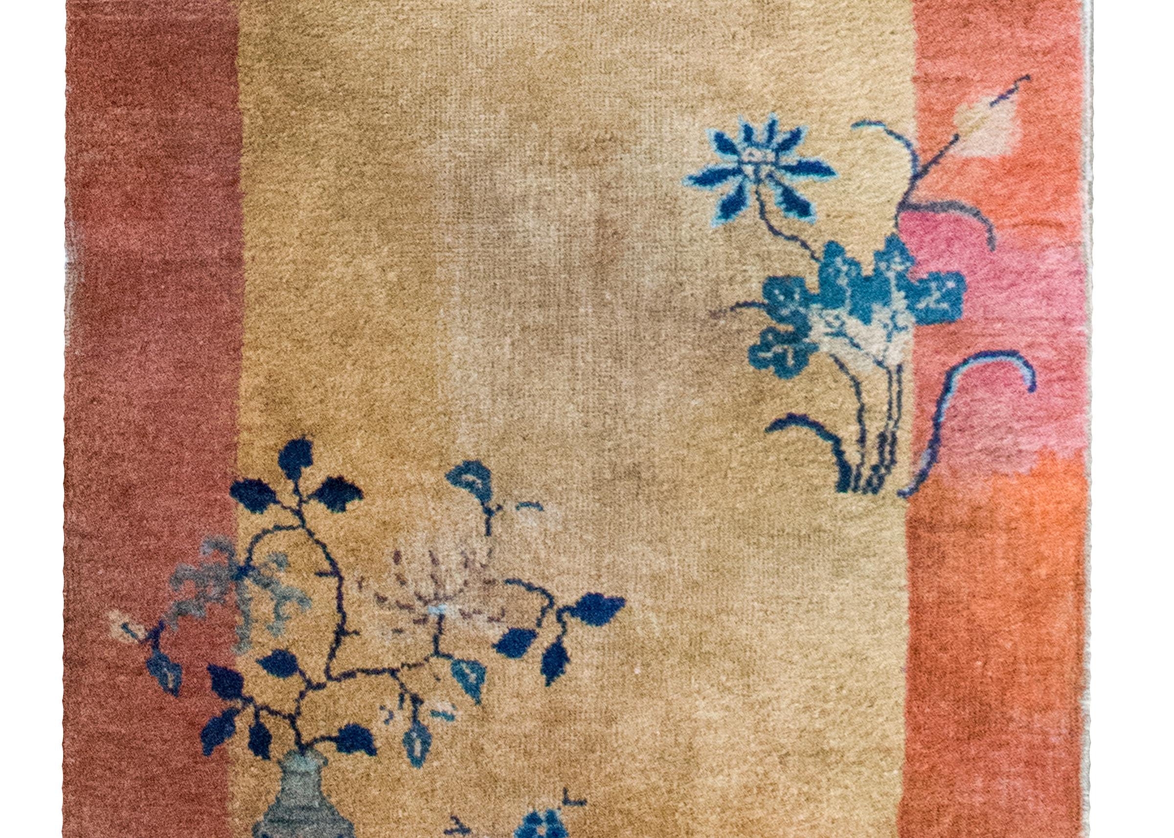Ce chemin de table chinois Art déco du début du XXe siècle est un mélange étonnant d'élégance et de couleurs riches. Le champ de couleur champagne dégage une qualité subtile et lumineuse, magnifiquement compensée par une large bordure orange pêche