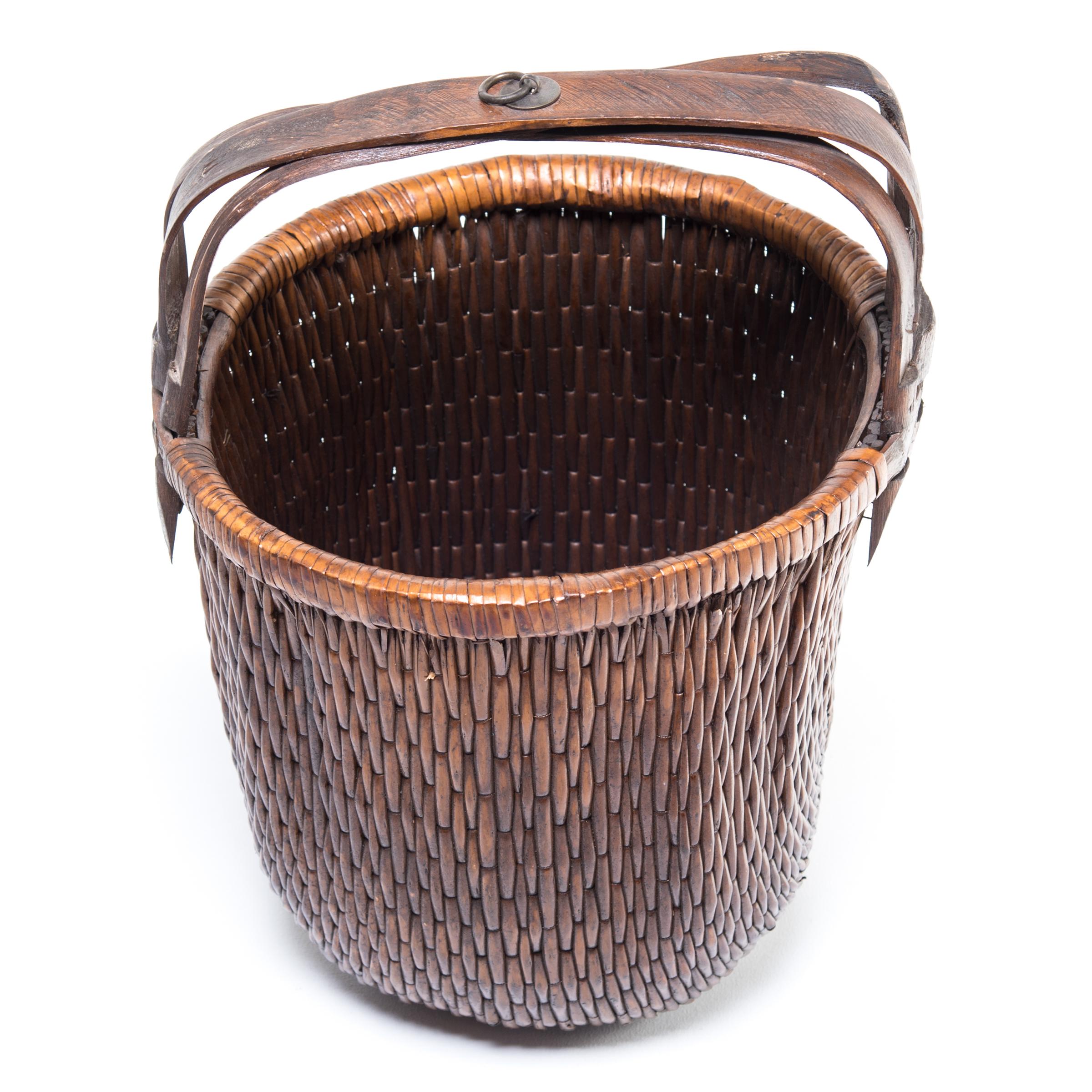 Early 20th Century Chinese Bent Handle Willow Basket In Good Condition In Chicago, IL