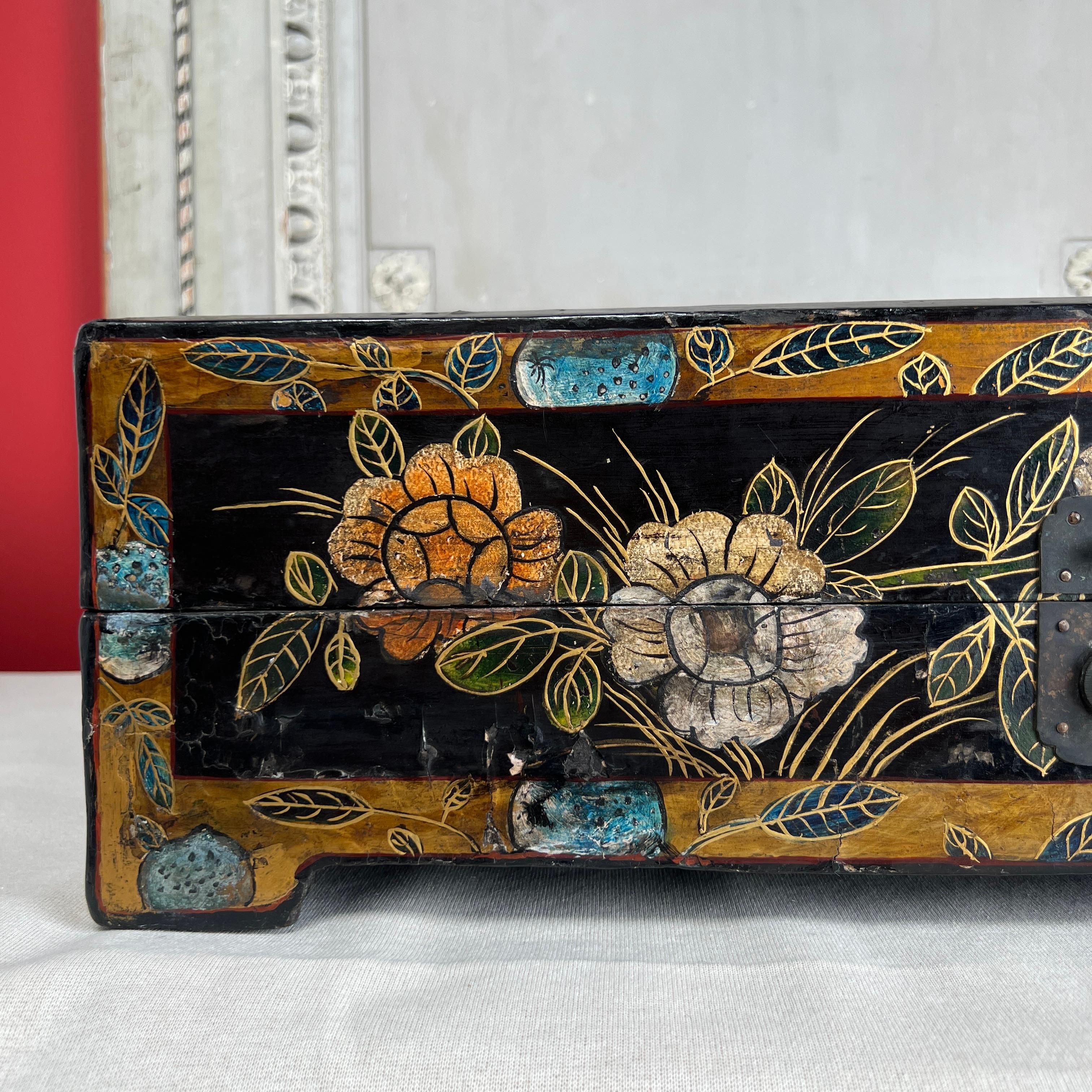 Early 20th Century Chinese Black and Gold Lacquered Box 5
