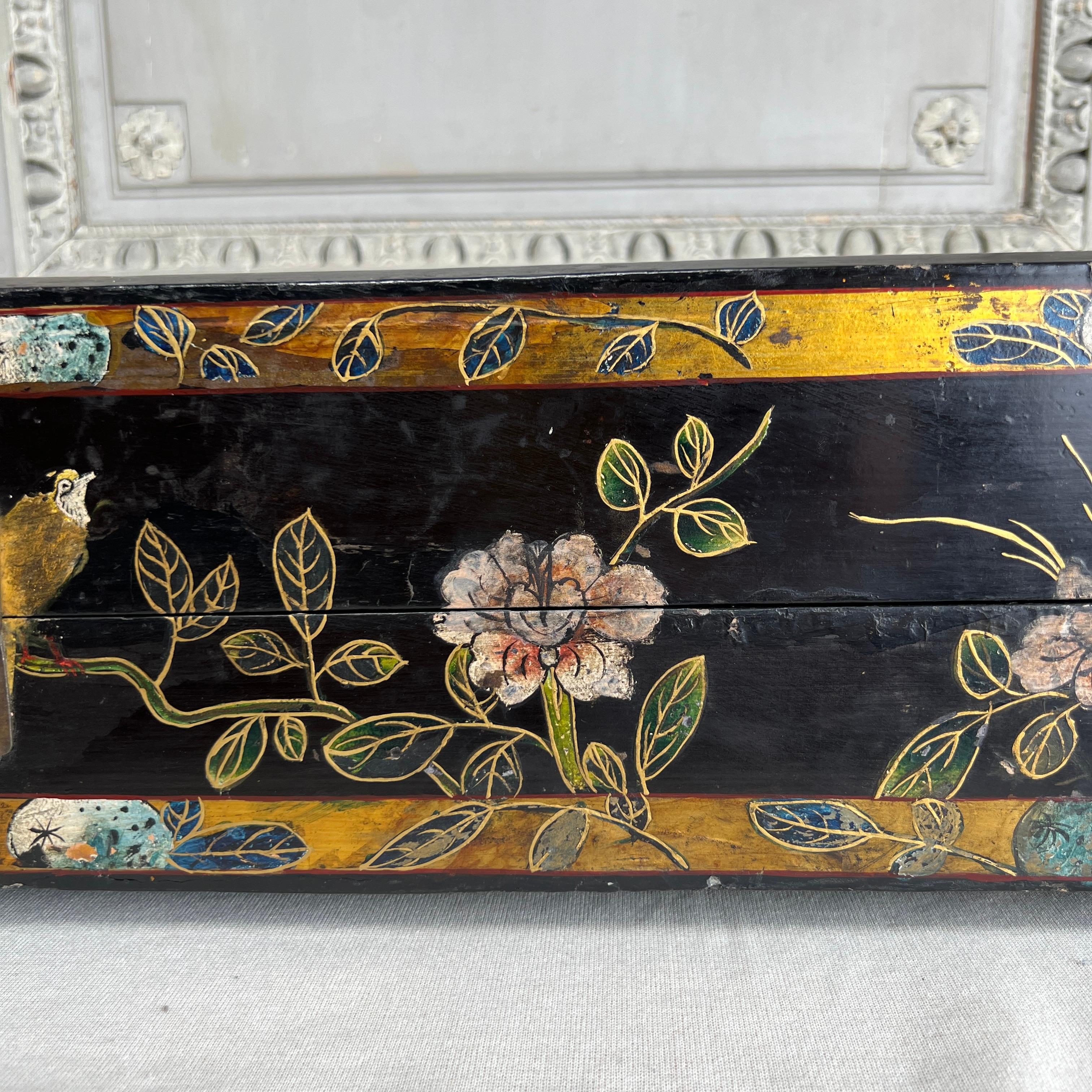 Early 20th Century Chinese Black and Gold Lacquered Box 7