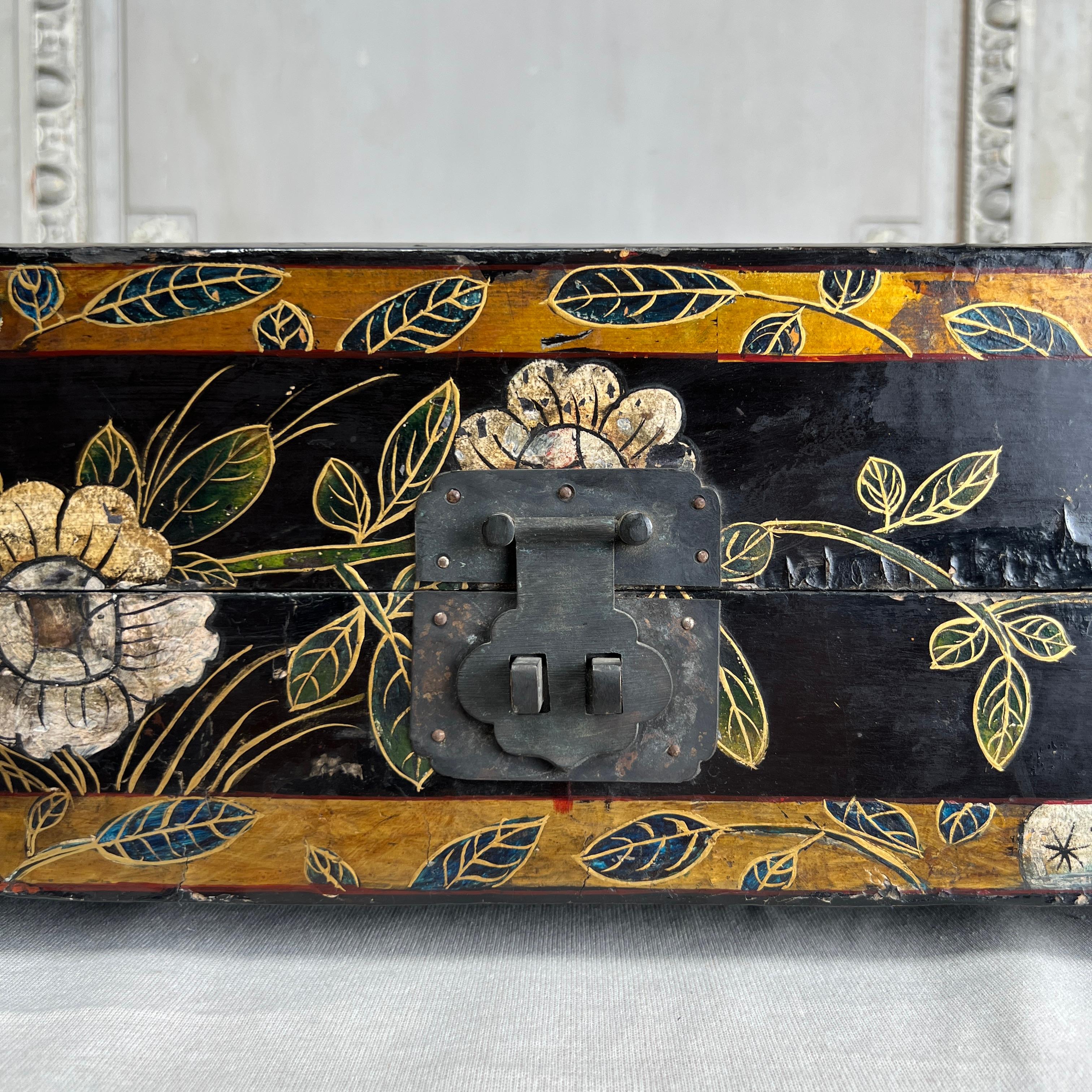 Early 20th Century Chinese Black and Gold Lacquered Box 4