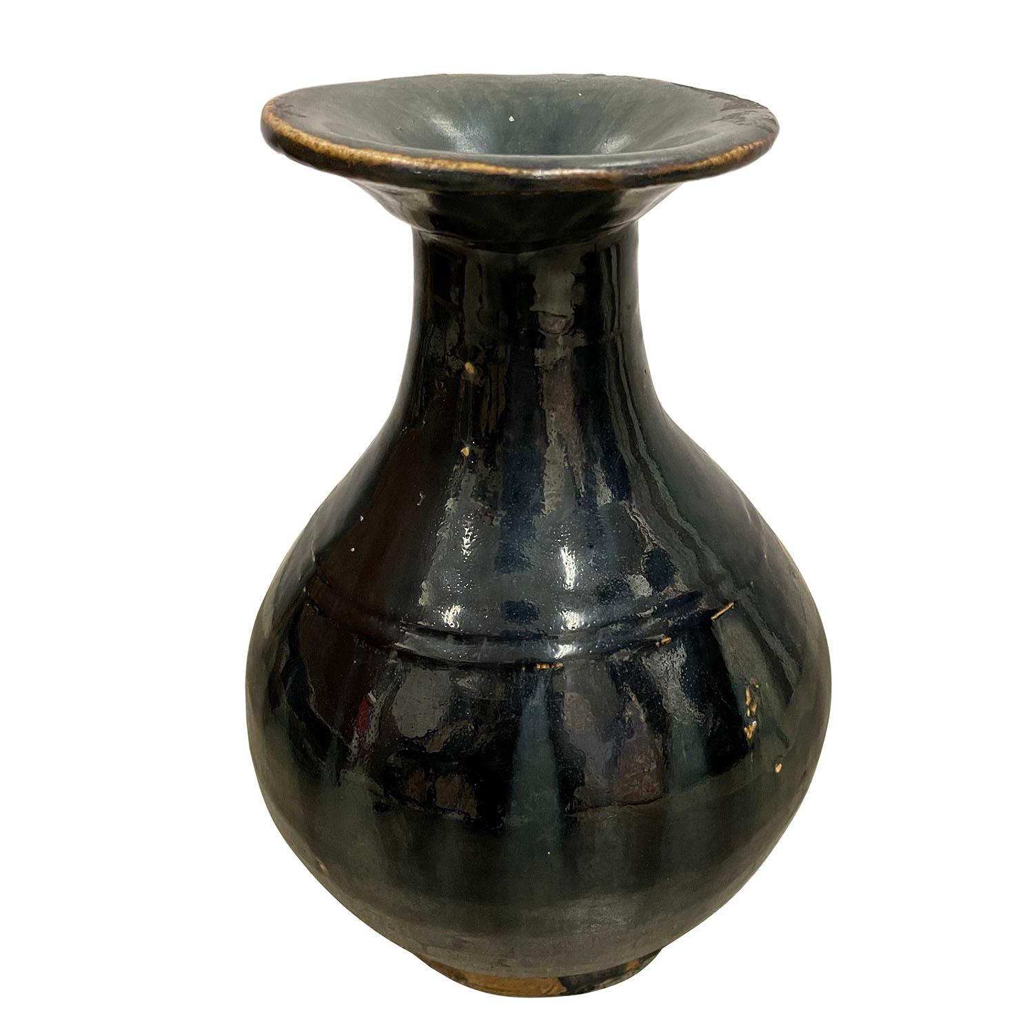 La nostra meravigliosa collezione di vasi in ceramica smaltata cinese, fatti a mano e d'epoca, sarà un ottimo pezzo d'accento per qualsiasi stanza della tua casa. Presenta alcuni segni di imperfezione dovuti all'età e all'uso e una patina di