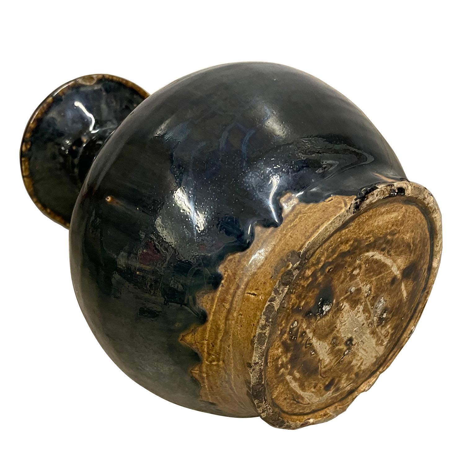 Terracotta Vaso in ceramica a smalto nero cinese dei primi del Novecento in vendita