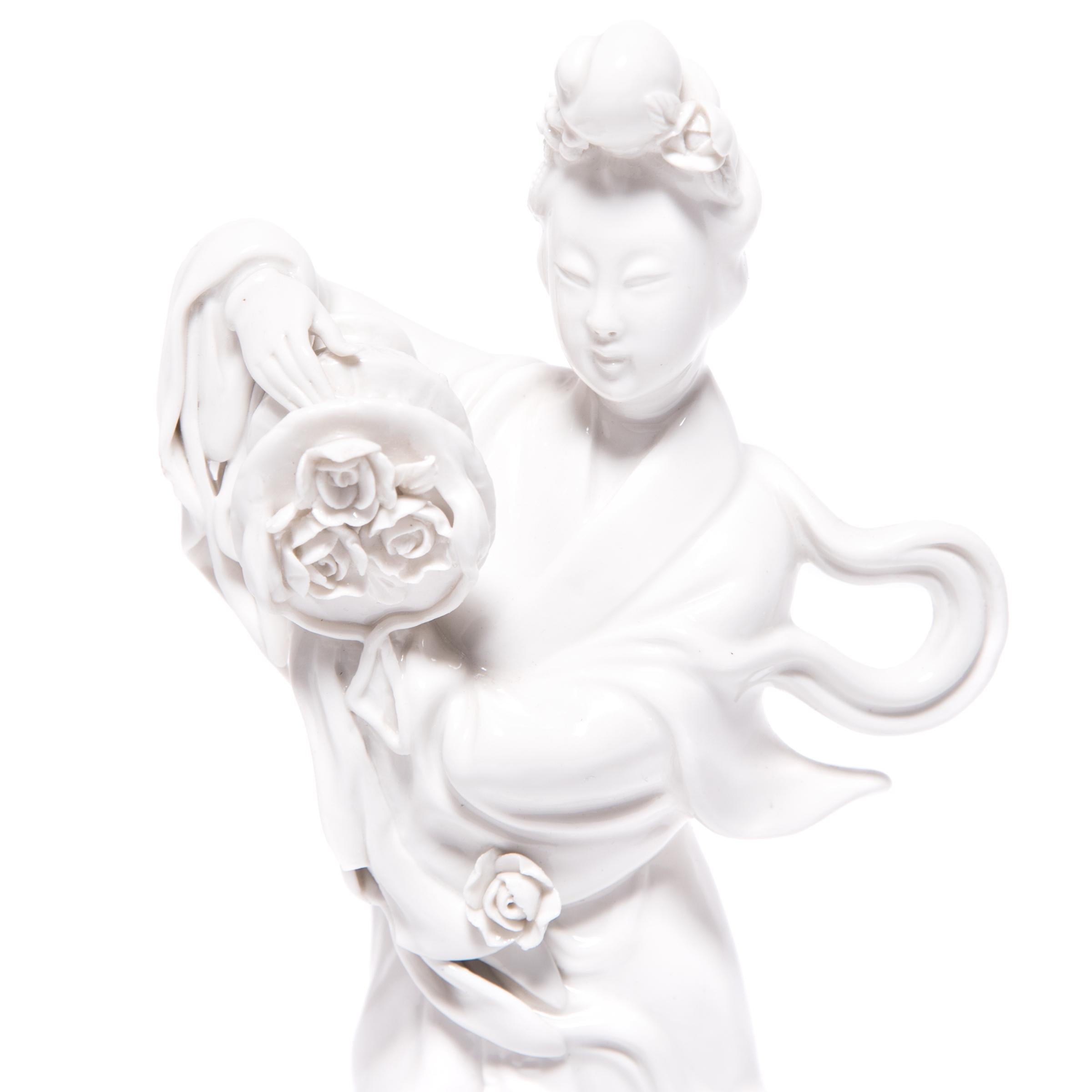 Early 20th Century Chinese Blanc de Chine Guanyin In Excellent Condition In Chicago, IL