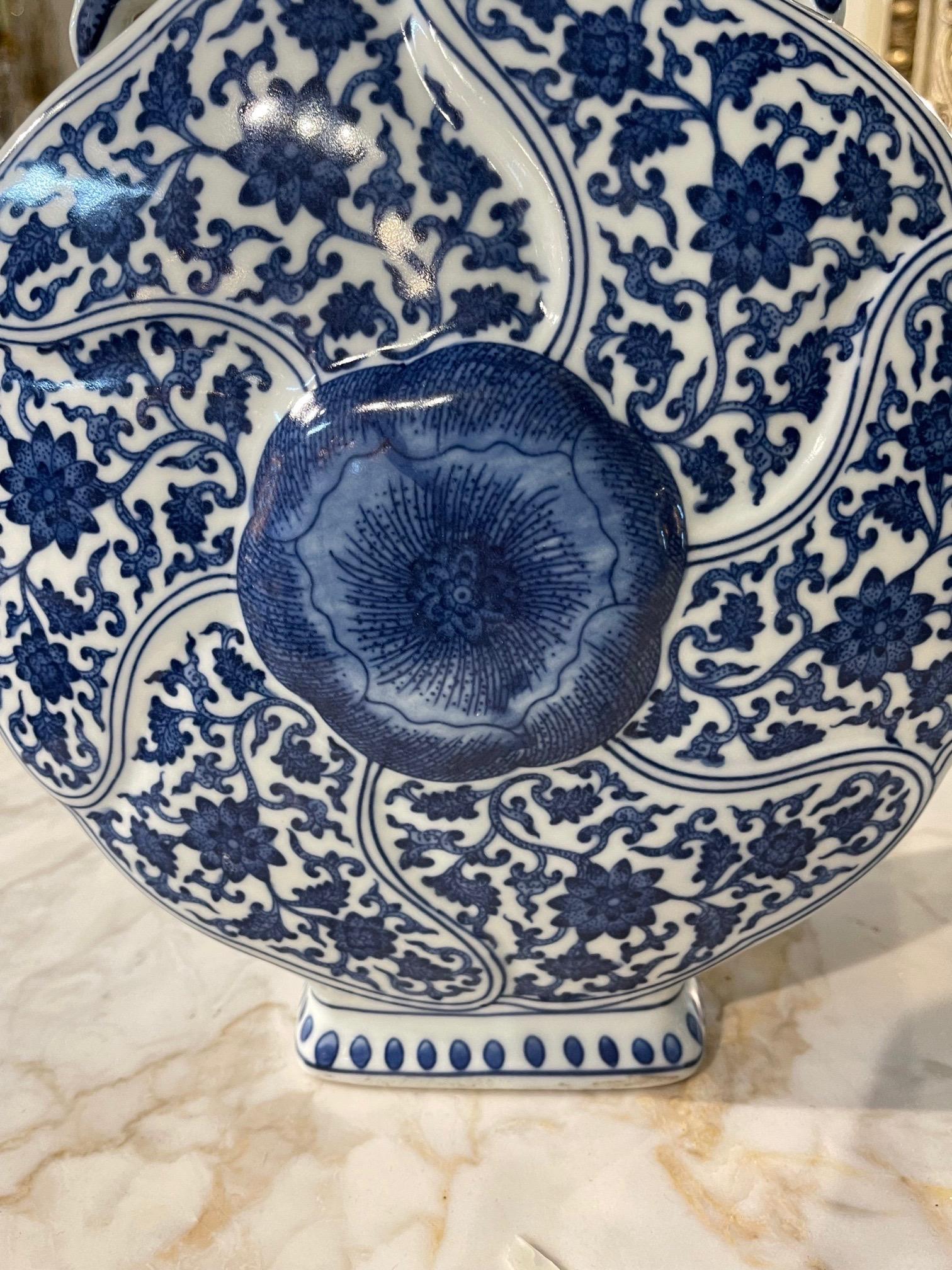 Early 20th Century Chinese Blue and White Moon Flask In Good Condition In Dallas, TX