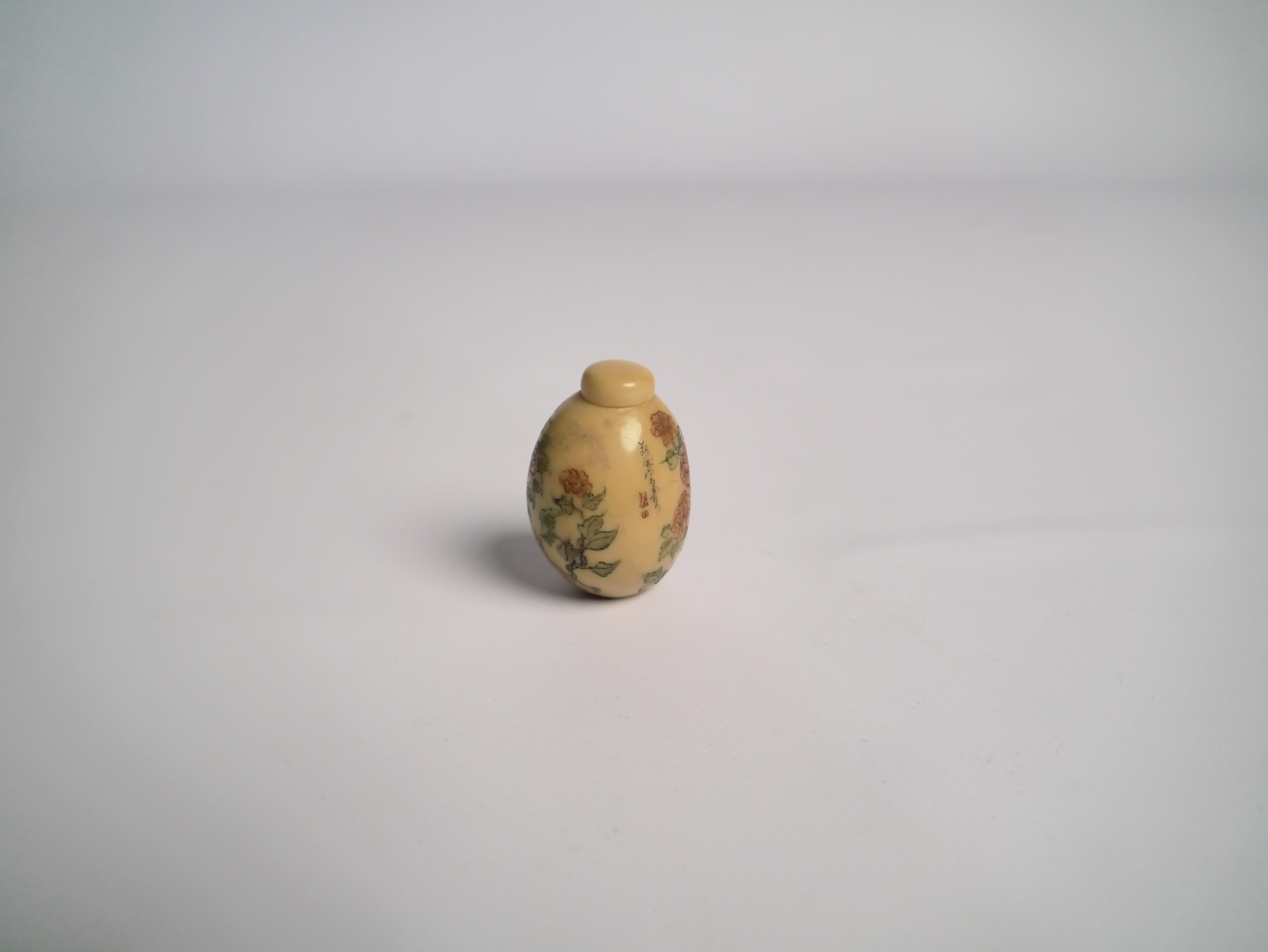 Early 20th Century Chinese Bone Snuff Bottle In Good Condition In Barcelona, ES