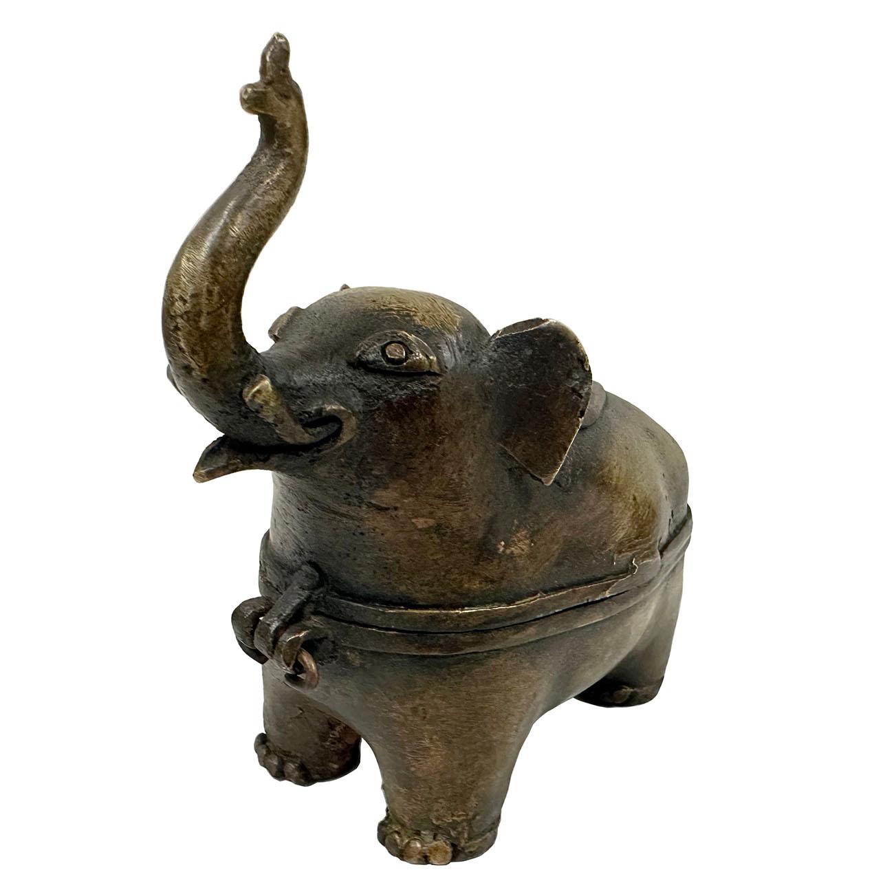 Up&Up est un magnifique brûleur d'encens chinois en bronze antique sculpté. Elle montre des travaux de sculpture à la main très détaillés d'un brûleur d'encens de style éléphant avec couvercle. Vous pouvez voir sur les photos que le brûleur d'encens