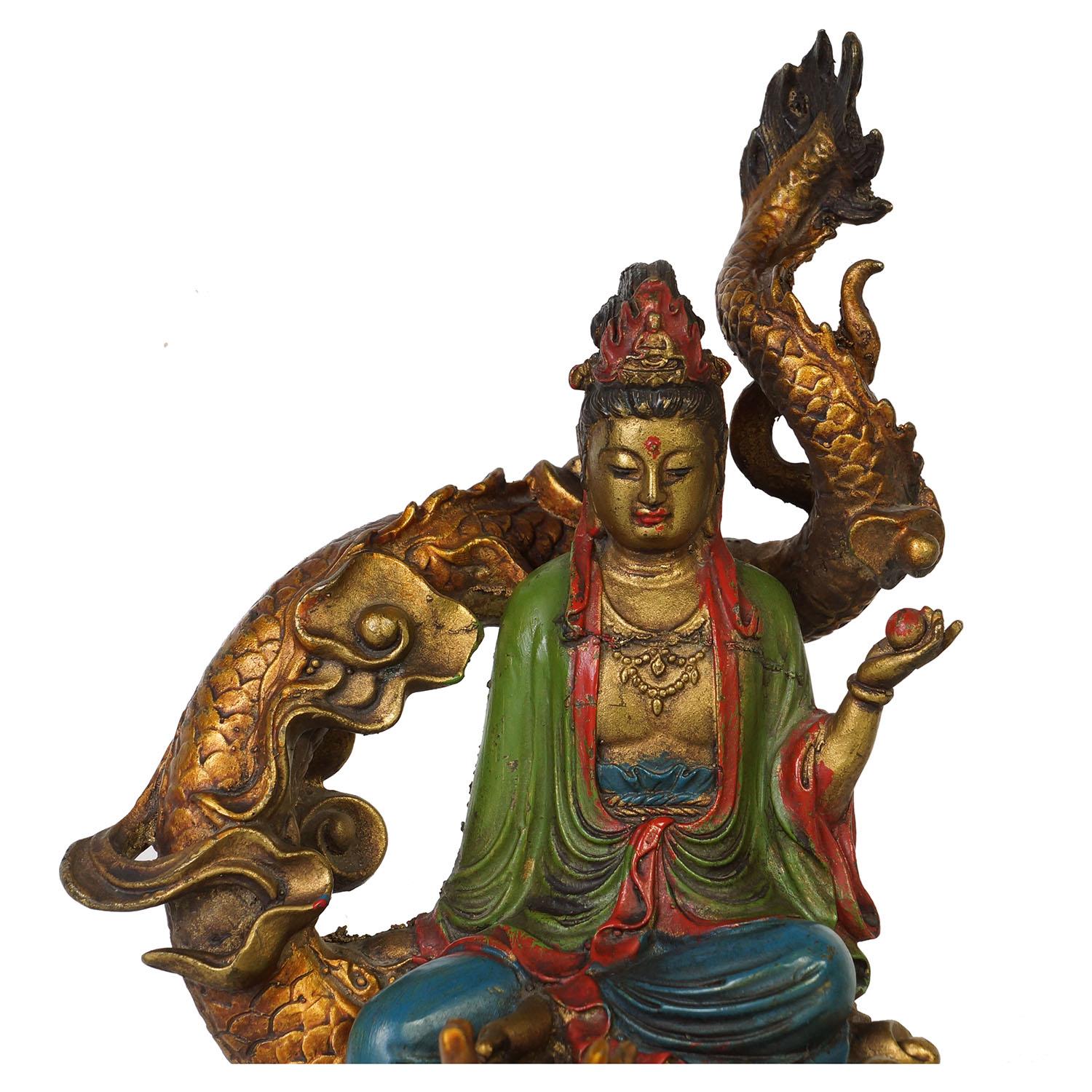 Questa magnifica statua cinese di Kwan Yin realizzata a mano in bronzo. È realizzato in bronzo con lavorazioni artigianali molto dettagliate. Si tratta della statua di Kwan Yin seduta su un drago sopra l'onda dell'oceano e che tiene in mano una