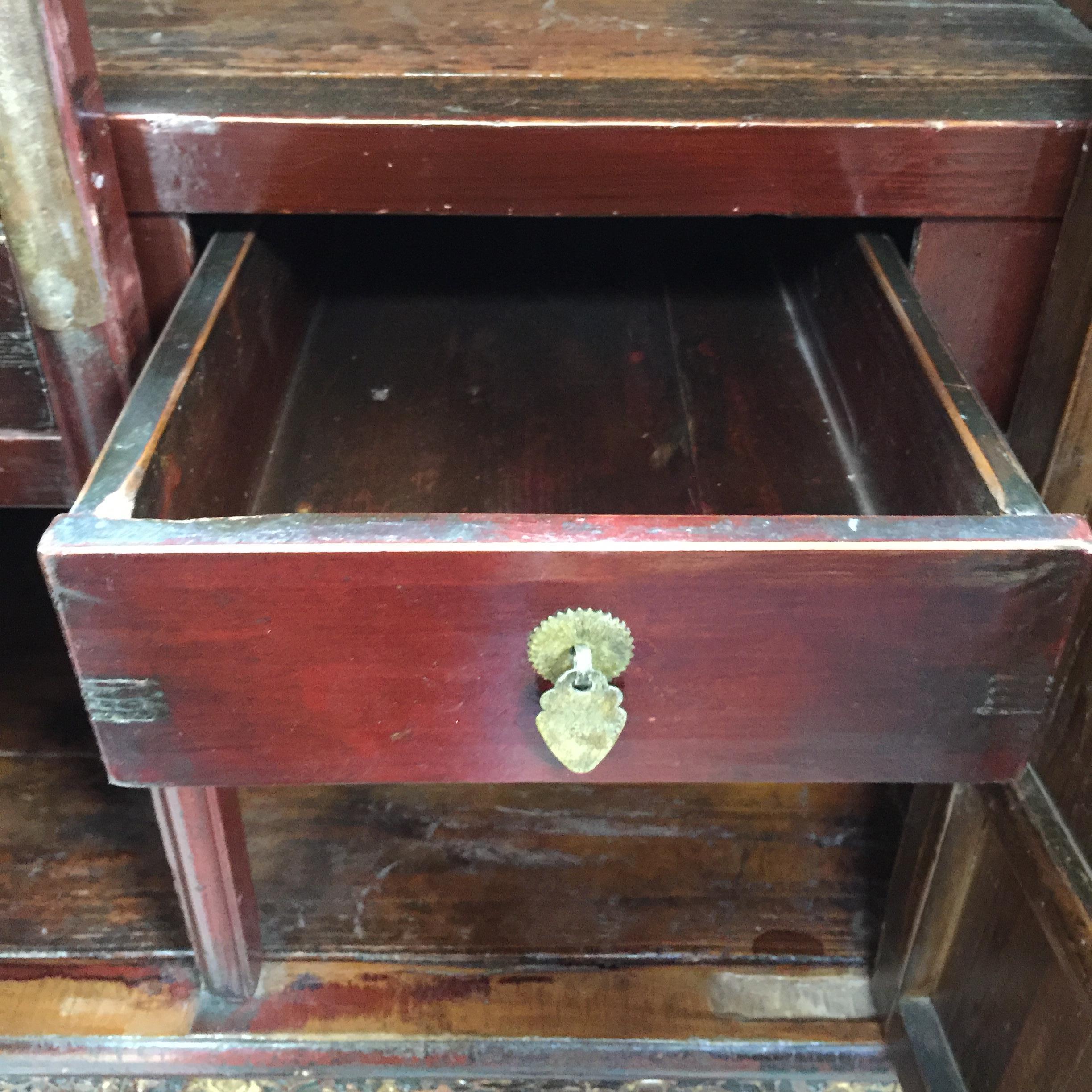 Early 20th Century Chinese Cabinet For Sale 1