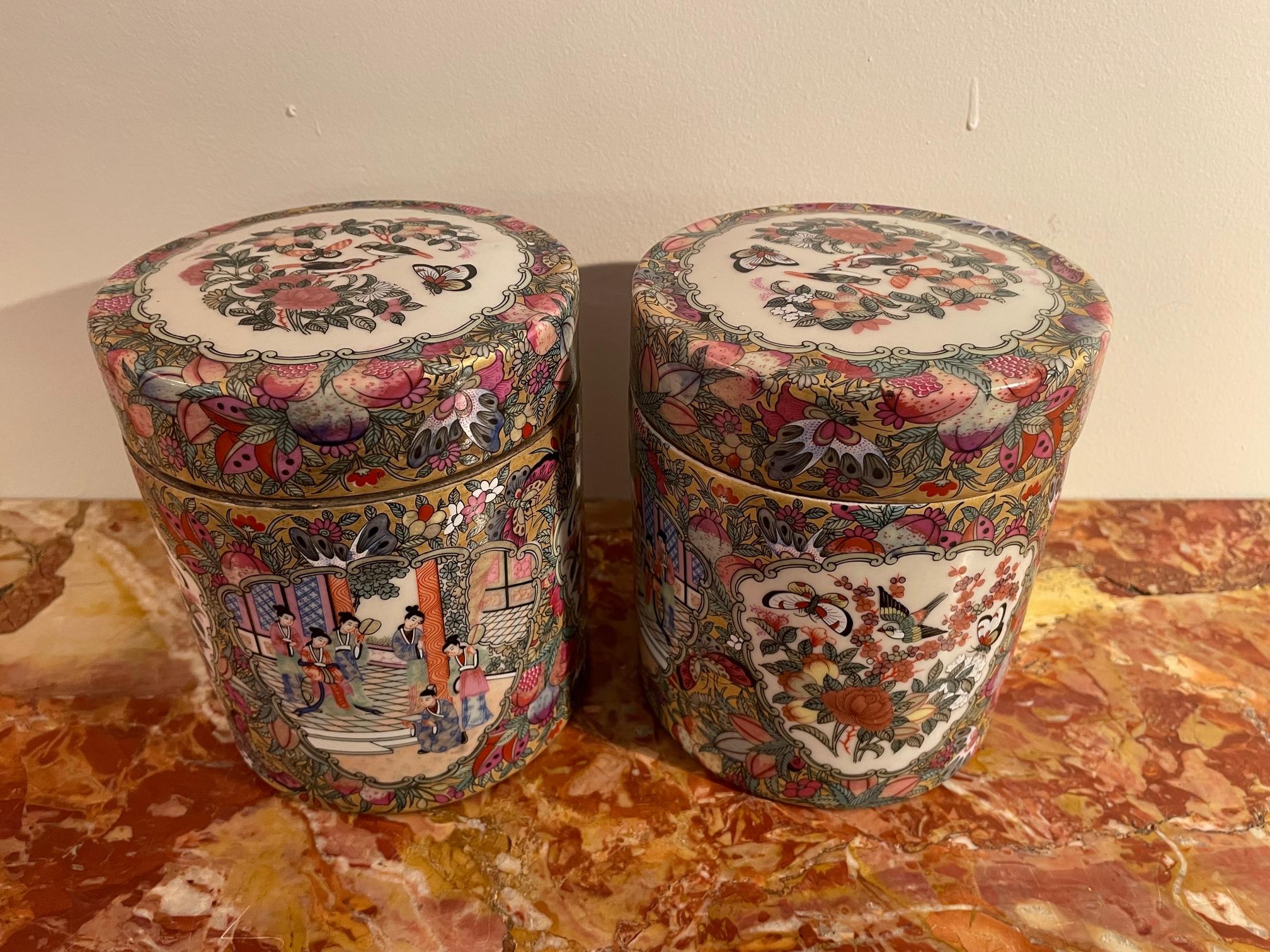 Hand-Painted Early 20th century Chinese Canton Porcelain Pair of Tobacco Boxe, 1900s
