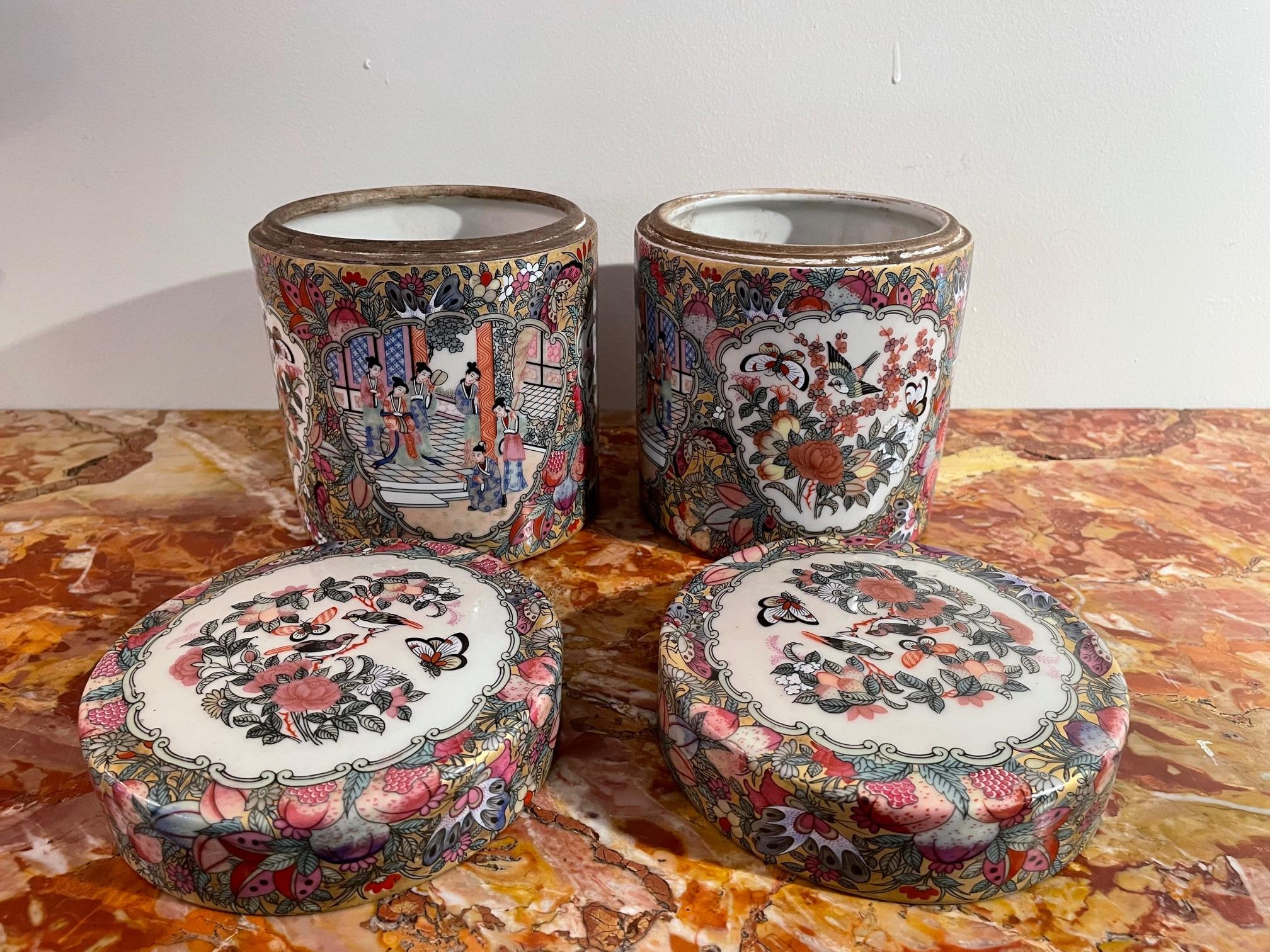 Early 20th century Chinese Canton Porcelain Pair of Tobacco Boxe, 1900s In Good Condition In LEGNY, FR