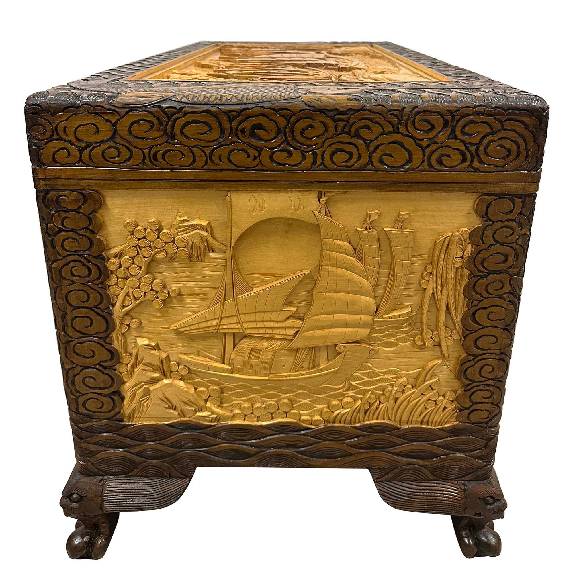 Cassapanca di speranza in legno di canfora intagliato cinese dei primi del Novecento in vendita 2