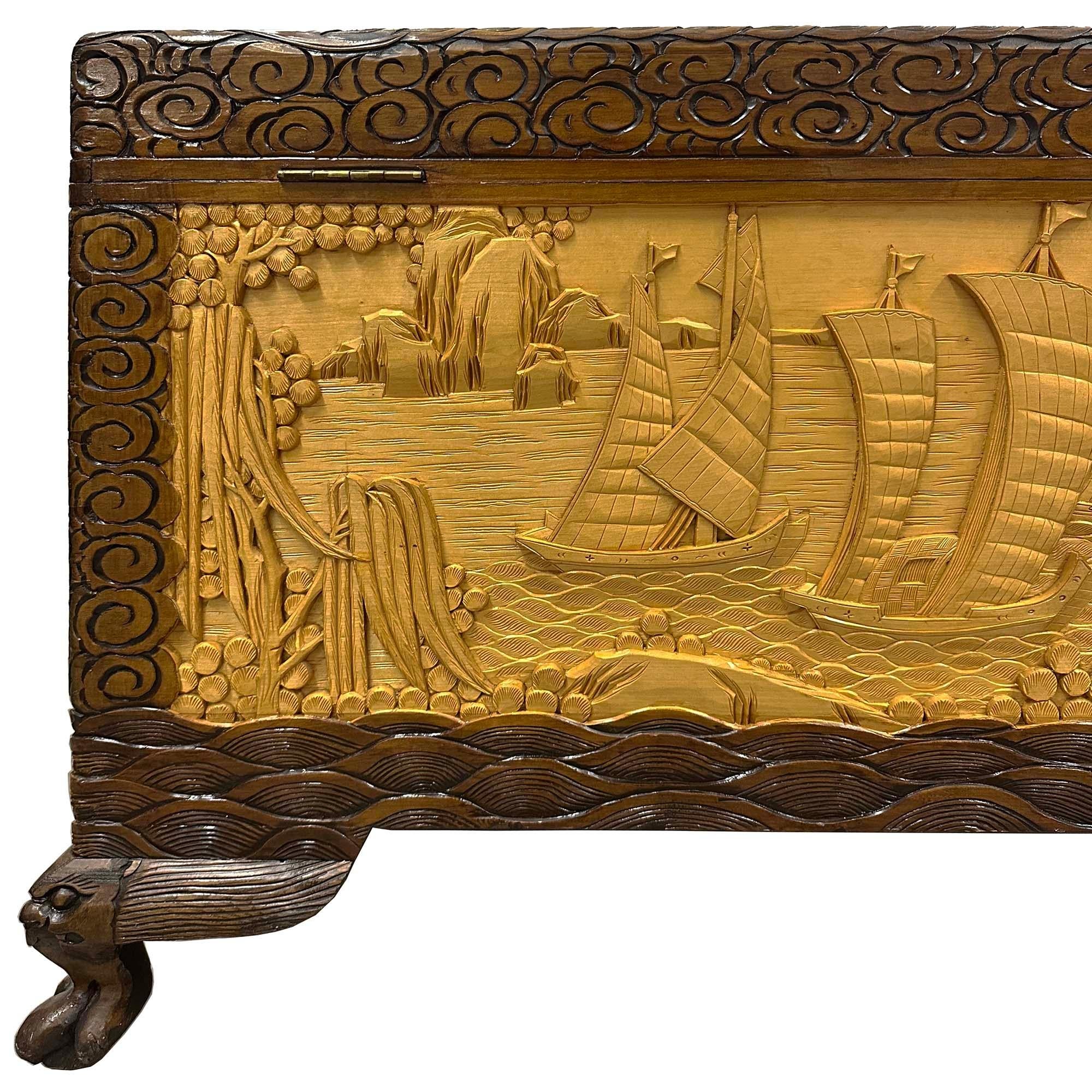 Cassapanca di speranza in legno di canfora intagliato cinese dei primi del Novecento in vendita 5