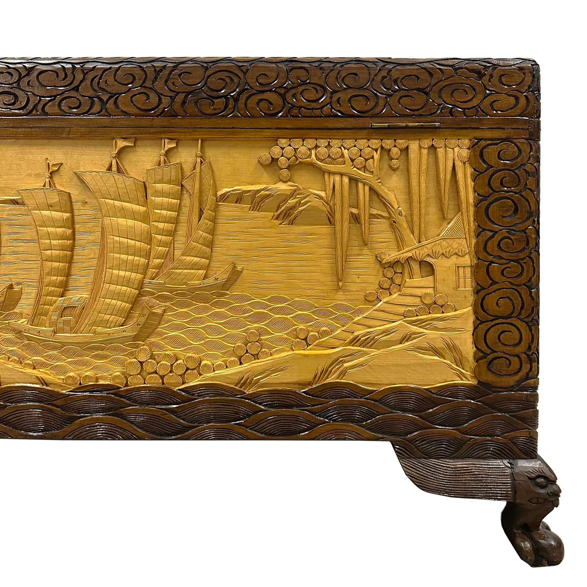 Cassapanca di speranza in legno di canfora intagliato cinese dei primi del Novecento in vendita 6