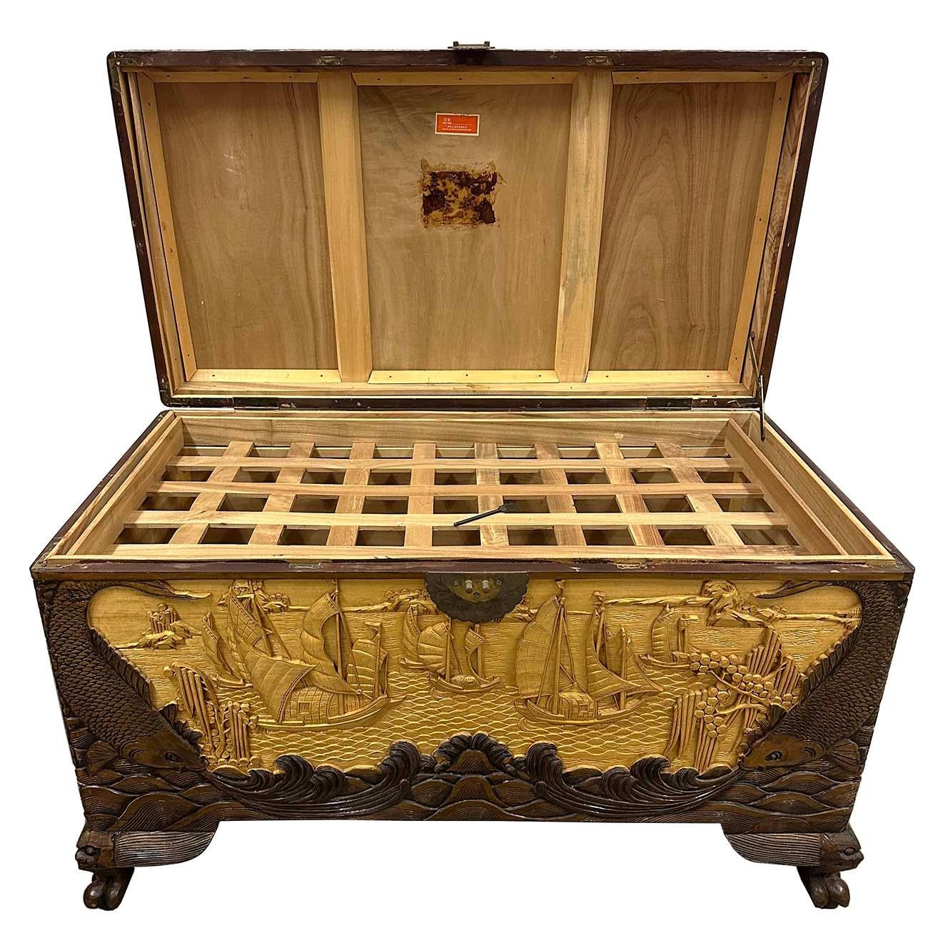 Cassapanca di speranza in legno di canfora intagliato cinese dei primi del Novecento in vendita 7